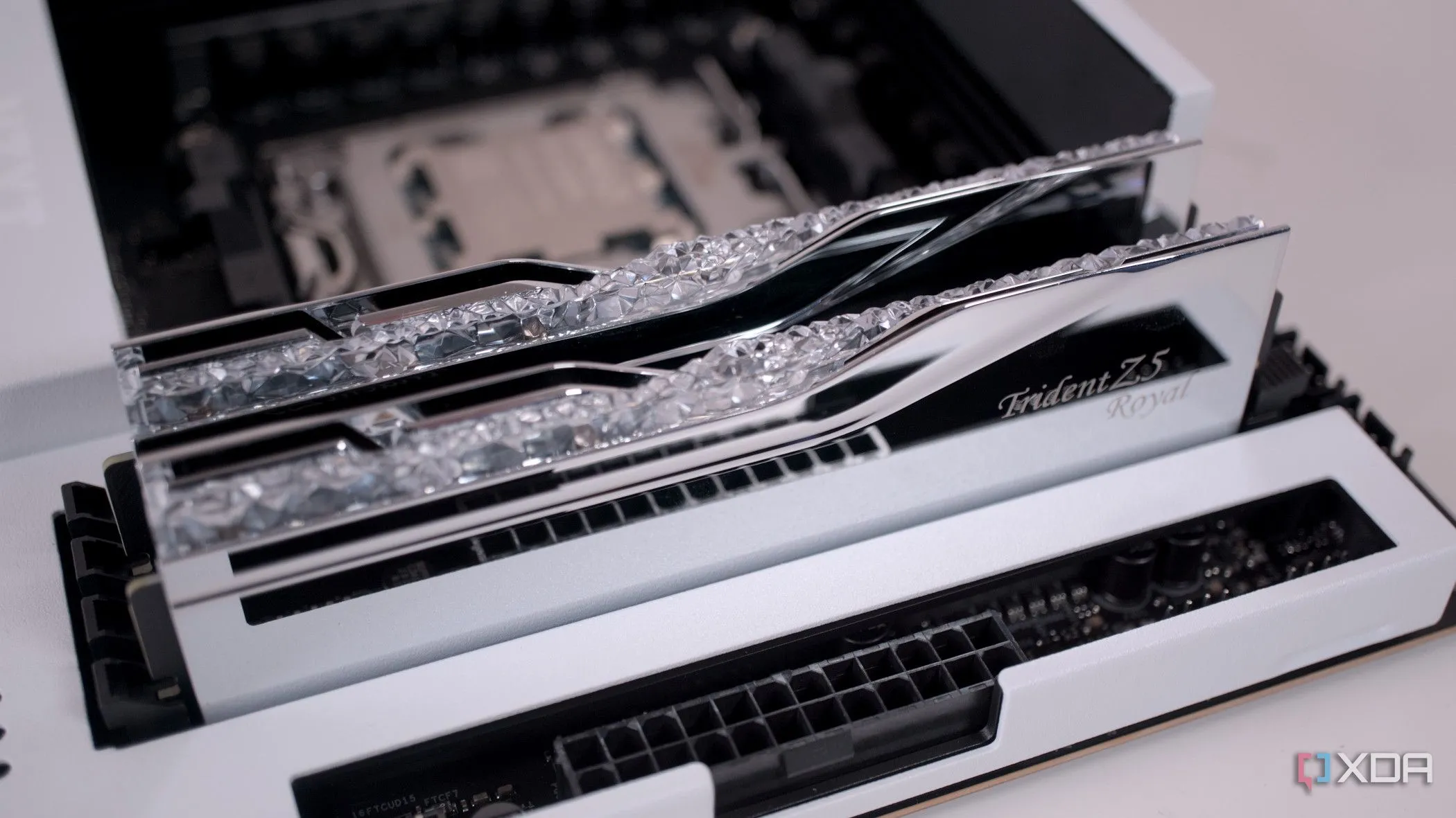 Bộ nhớ RAM được lắp đặt trên bo mạch chủ NZXT N7 B650E, minh họa cho việc cải thiện tương thích RAM qua BIOS.