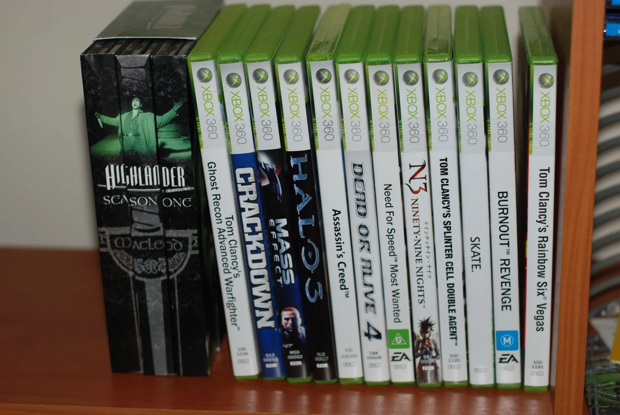 Bộ sưu tập các đĩa game Xbox 360, thể hiện lịch sử và sự đa dạng của thư viện game Xbox.