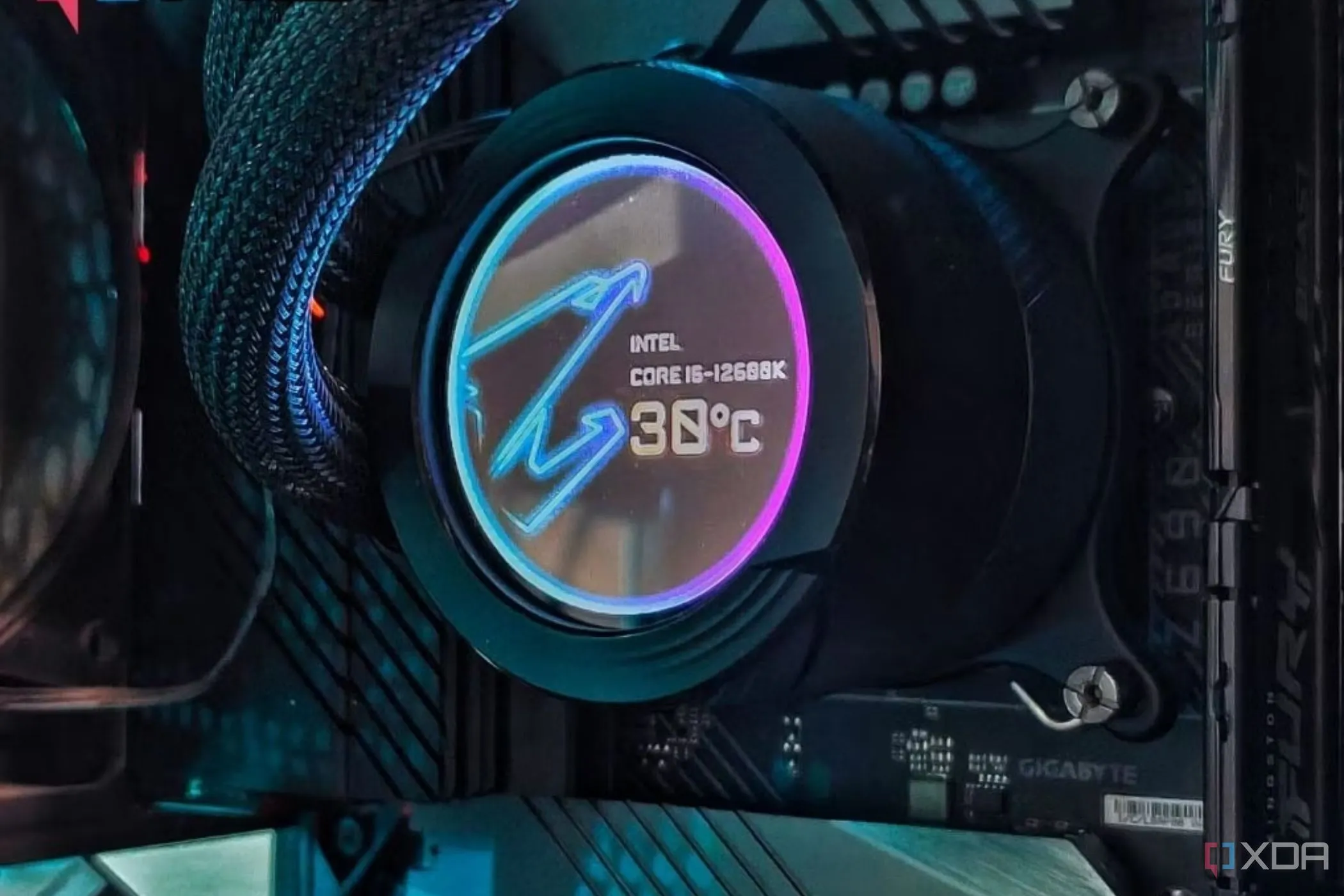 Bộ tản nhiệt CPU Gigabyte hiển thị nhiệt độ, nhấn mạnh vai trò của quạt tản nhiệt trong việc kiểm soát nhiệt độ và giảm tiếng ồn PC.