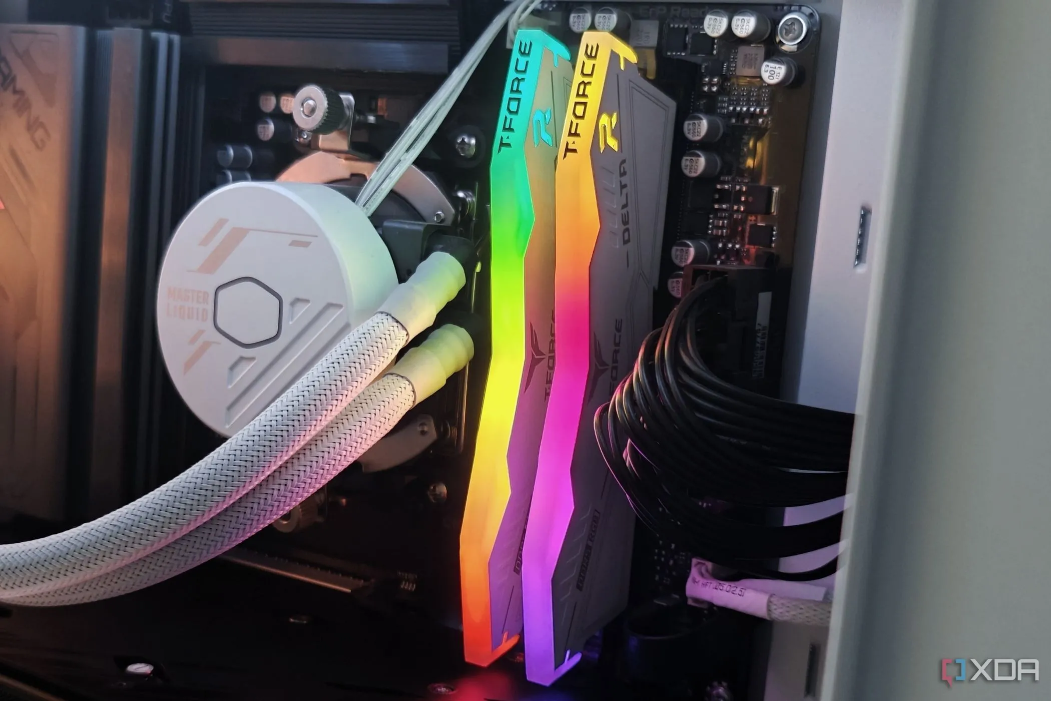 Bộ tản nhiệt CPU và các thanh RAM DDR5 được lắp đặt trên bo mạch chủ, minh họa vị trí của RAM và tầm quan trọng của việc kích hoạt EXPO/XMP để đạt tốc độ bộ nhớ tối đa cho PC gaming.
