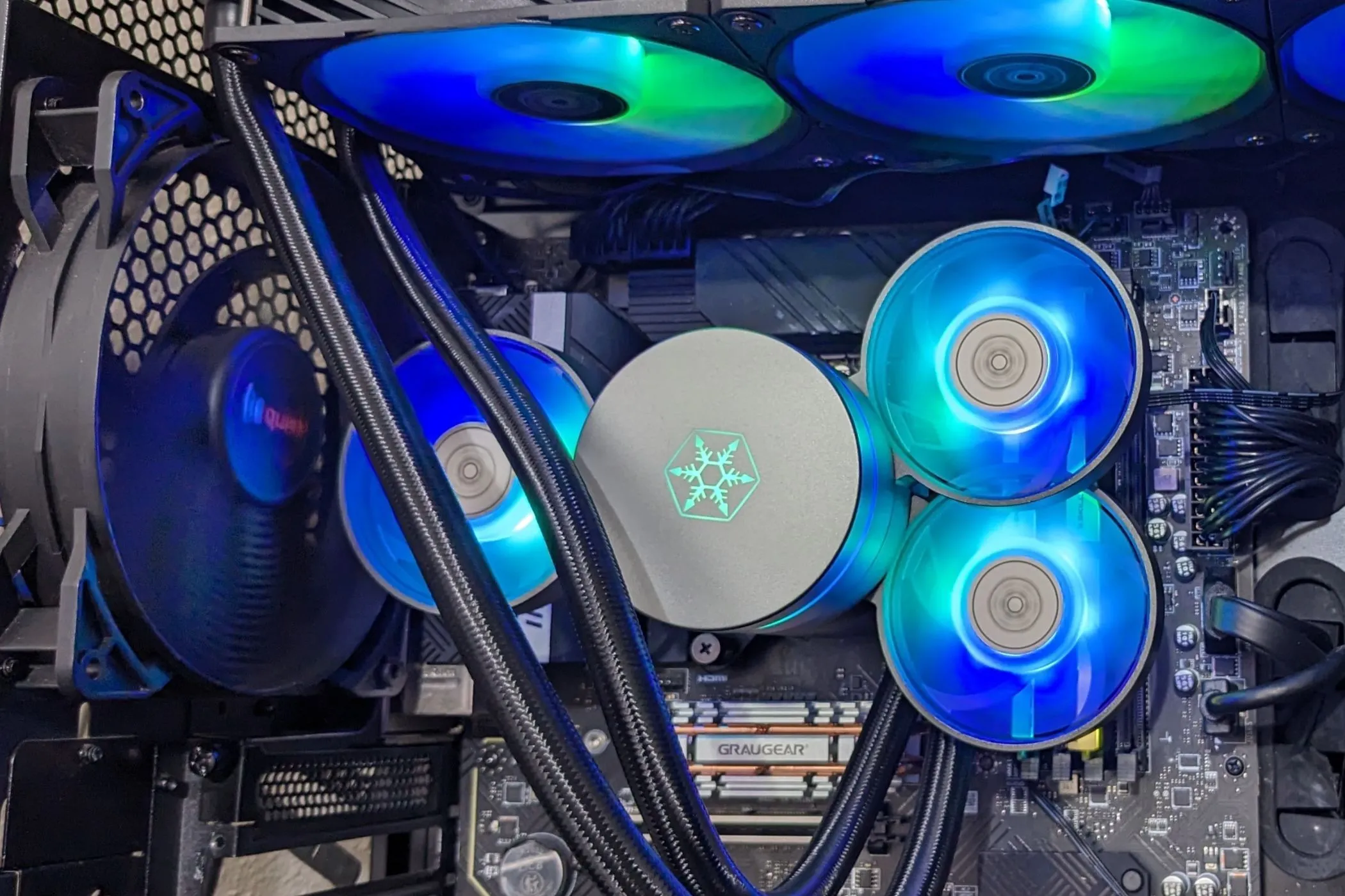 Bộ tản nhiệt nước AIO SilverStone IceMyst 240 tích hợp trong case máy tính, minh họa giải pháp làm mát cao cấp