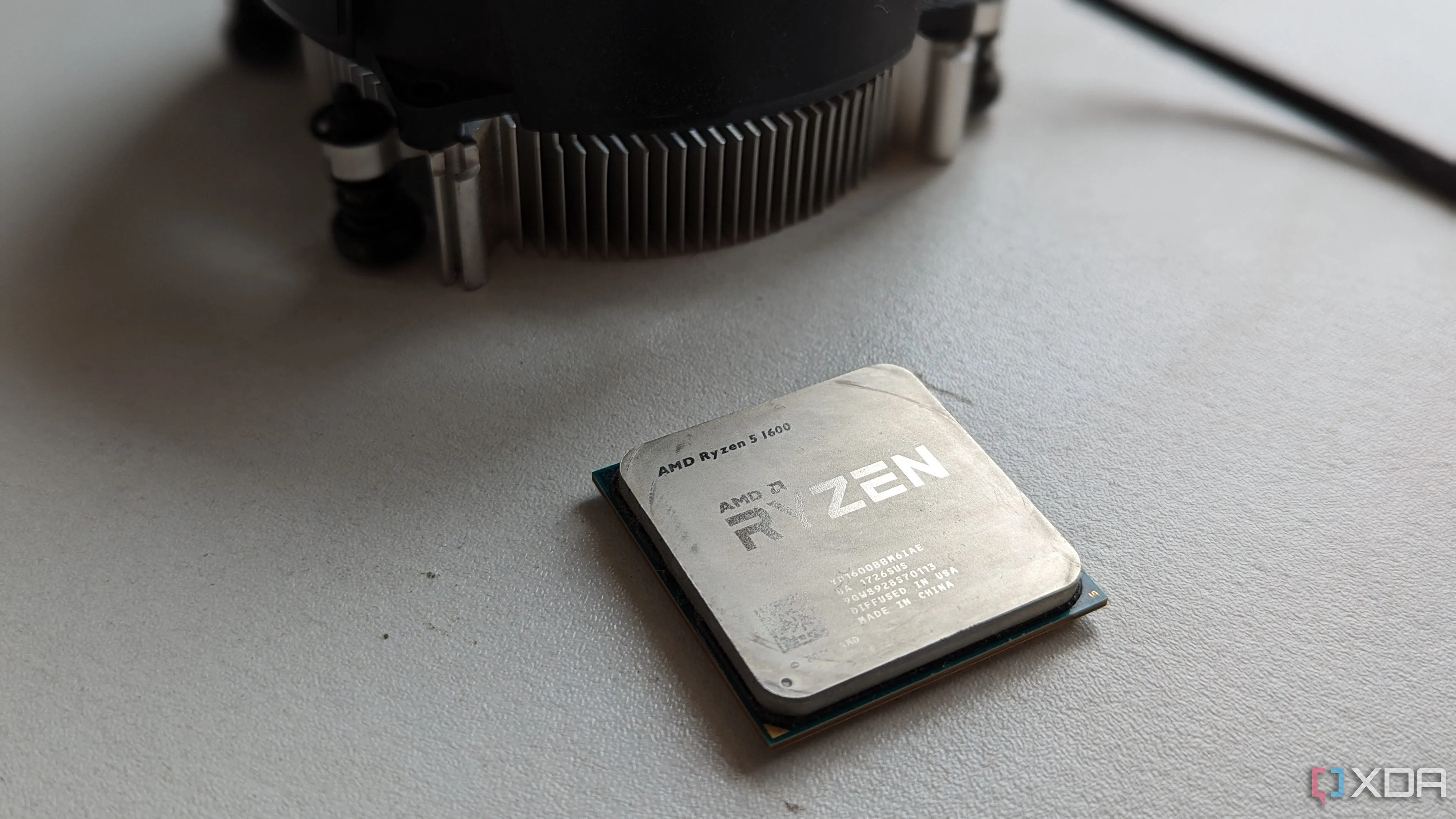 Bộ vi xử lý AMD Ryzen 5 1600 và tản nhiệt stock, một lựa chọn CPU phổ biến thời điểm 2020.