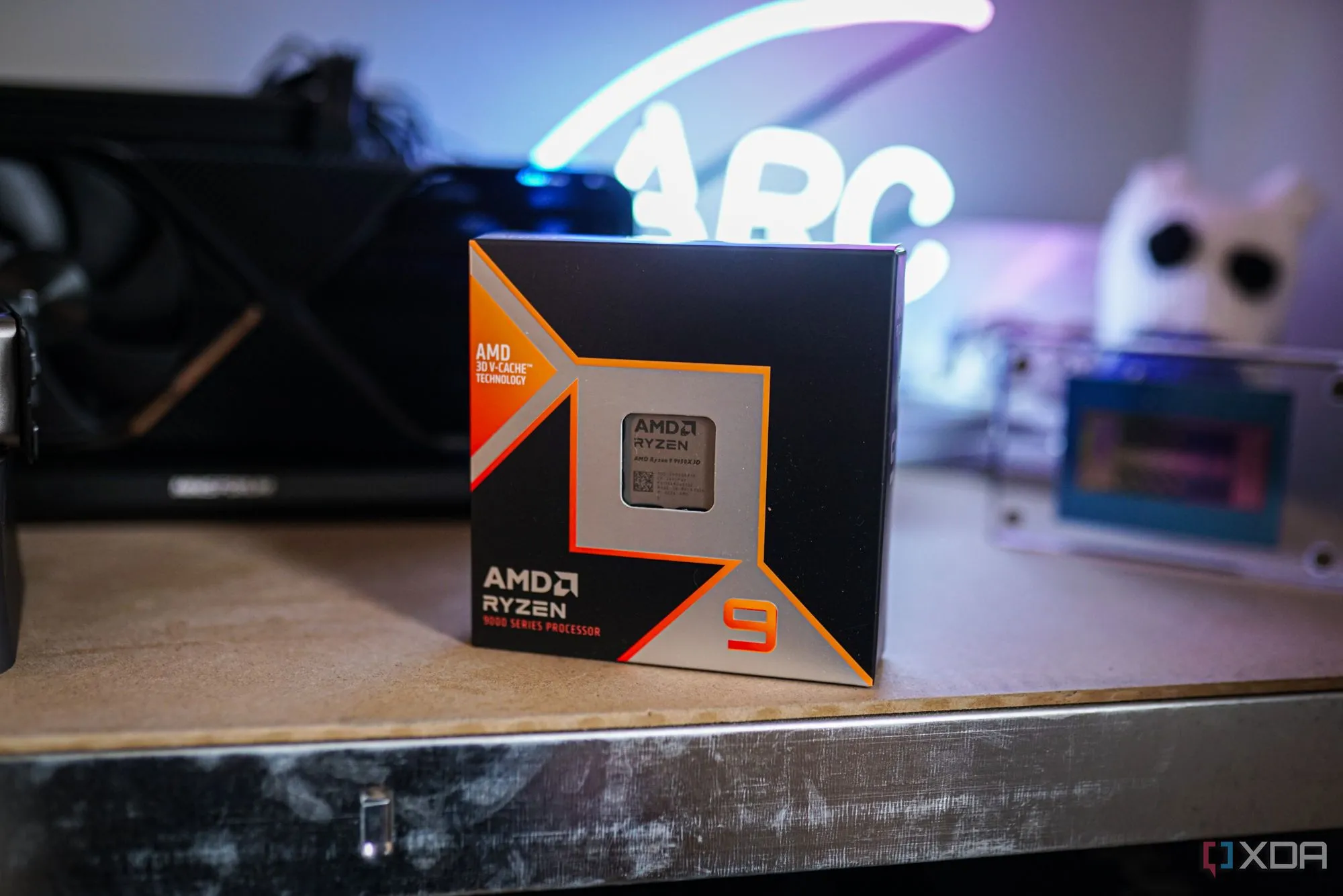 Bộ vi xử lý AMD Ryzen 9 9950X3D được đặt trong hộp sản phẩm ban đầu