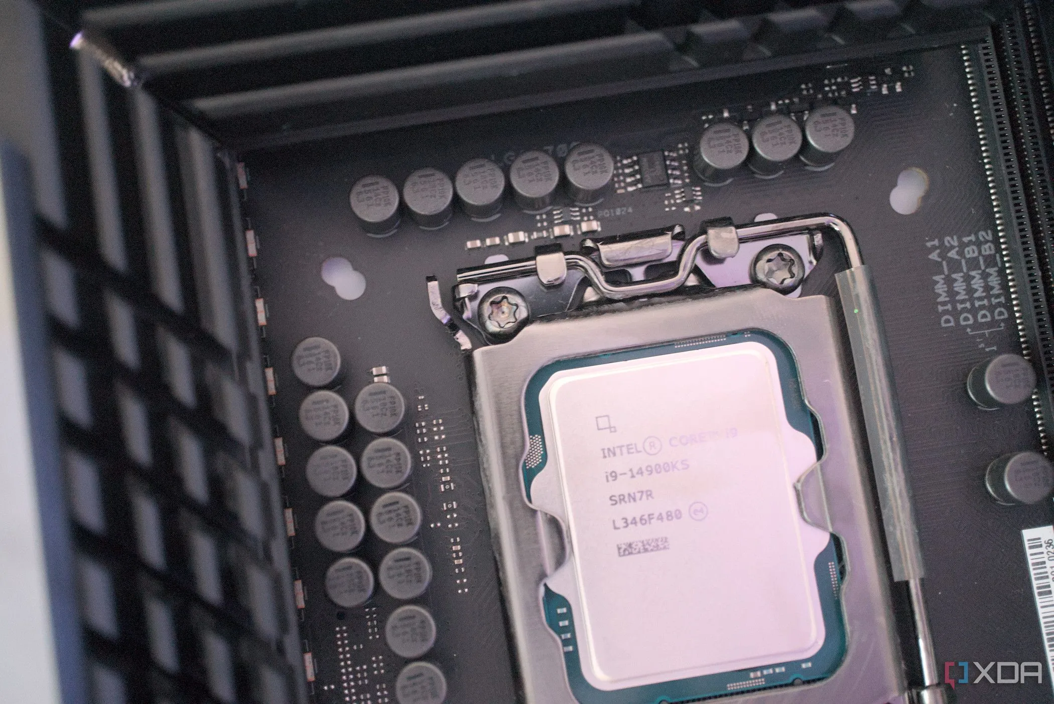 Bộ vi xử lý Intel Core i9-14900KS đang được lắp đặt, minh họa một linh kiện PC có giá bán thấp bất thường cần cẩn trọng