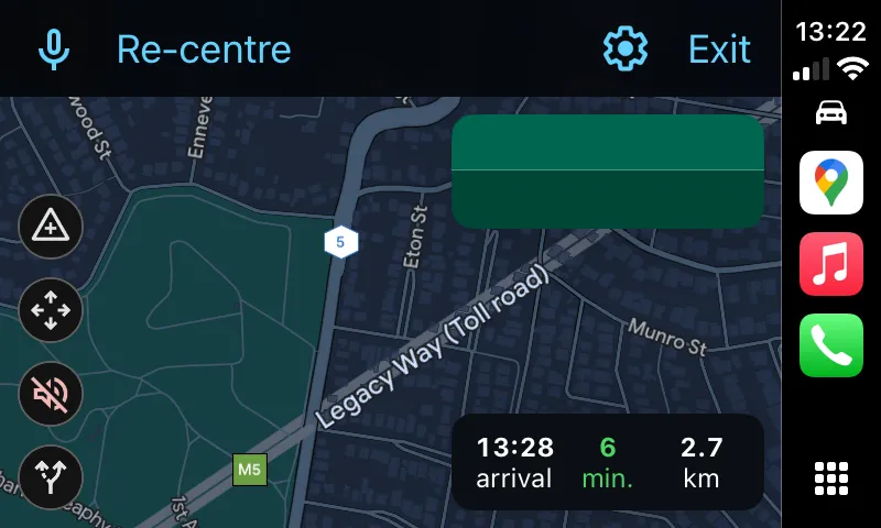 Bốn nút điều khiển chính ở góc màn hình Google Maps CarPlay trong chế độ lái xe, bao gồm báo cáo sự cố và điều chỉnh bản đồ.