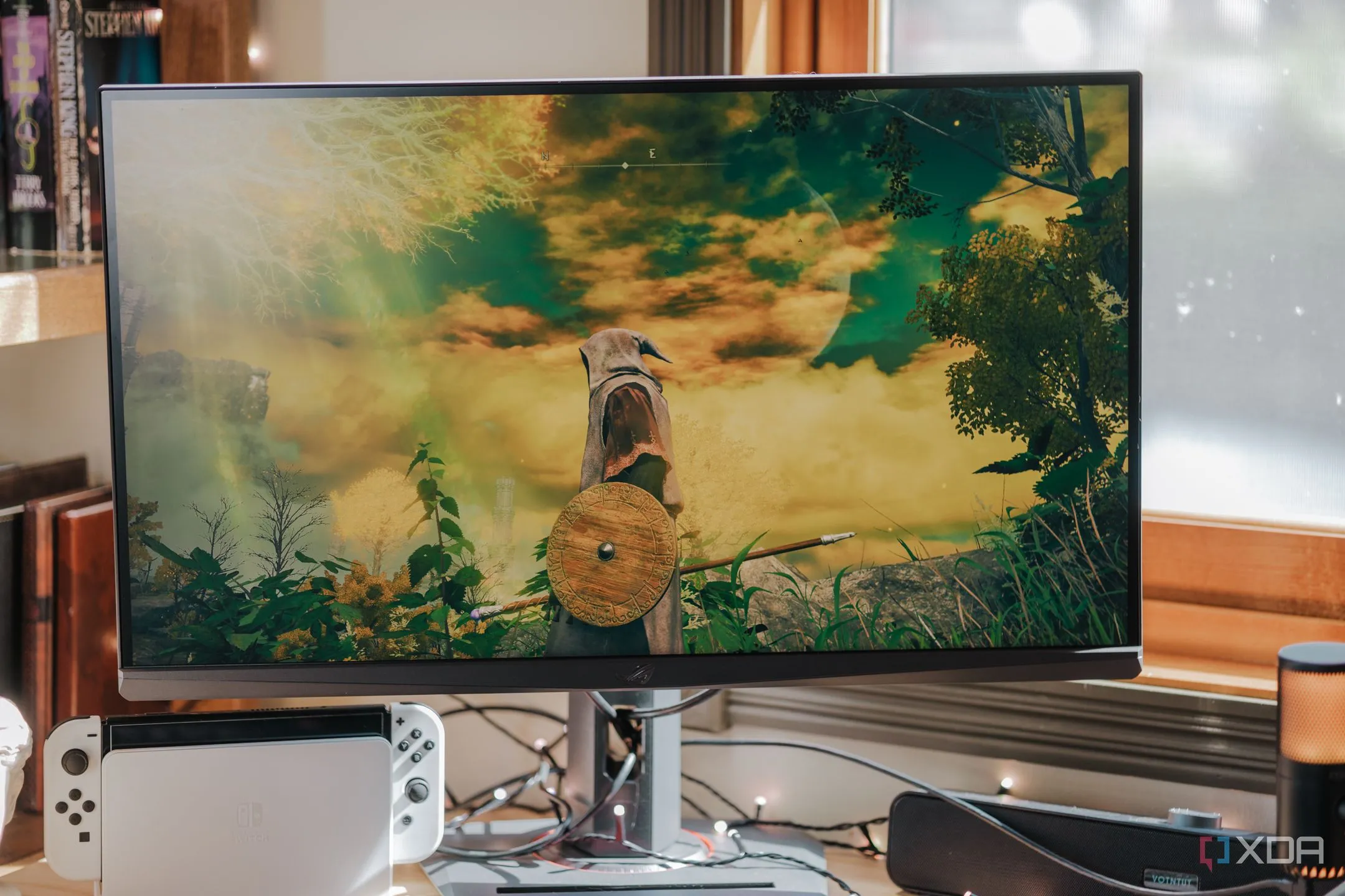 Bóng đèn thông minh Lifx, tạo không gian chiếu sáng phù hợp cho việc trải nghiệm màn hình gaming.