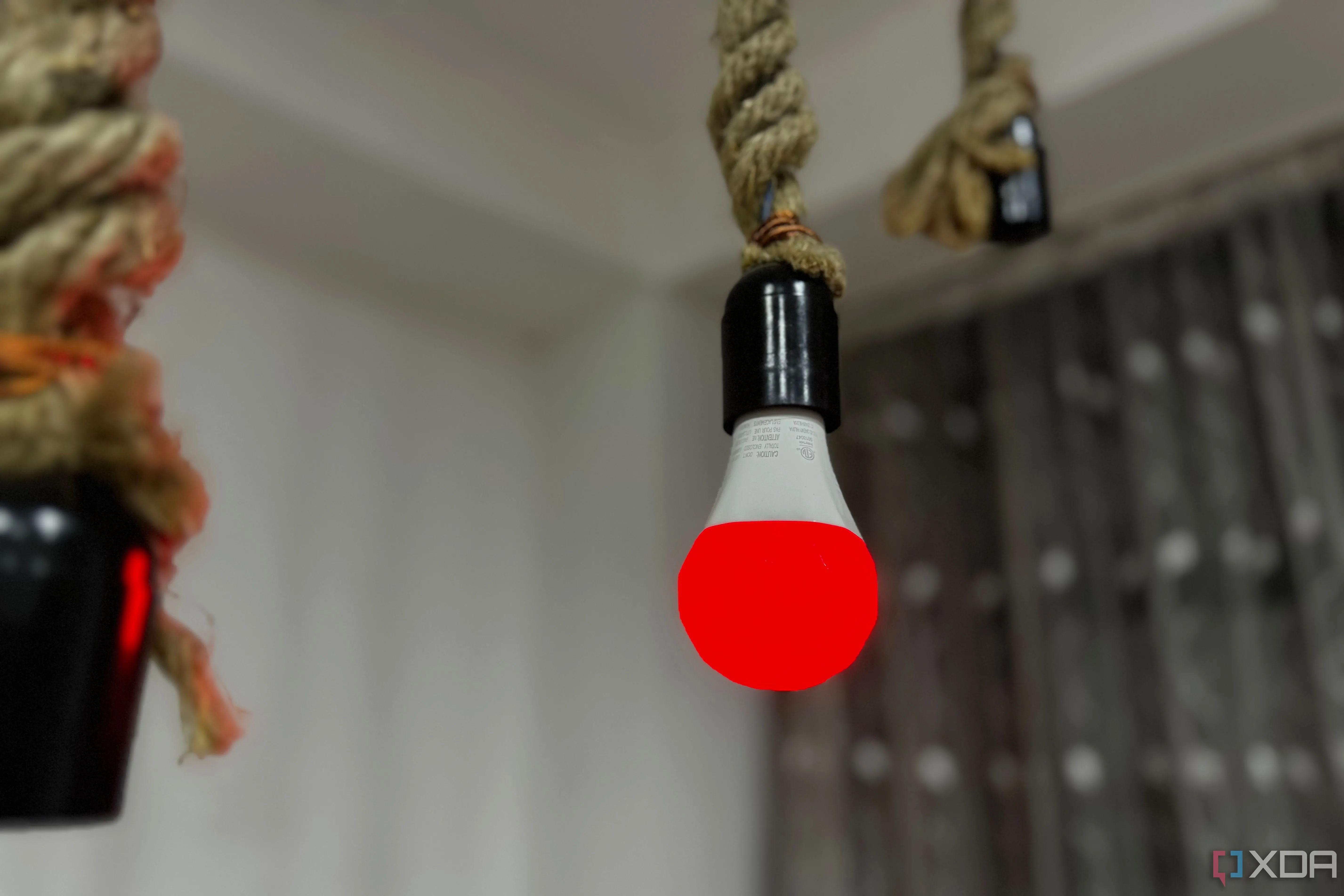 Bóng đèn thông minh Nanoleaf Essentials A19 | E26 màu đỏ, biểu tượng cho các thiết bị nhà thông minh kết nối qua hub tích hợp