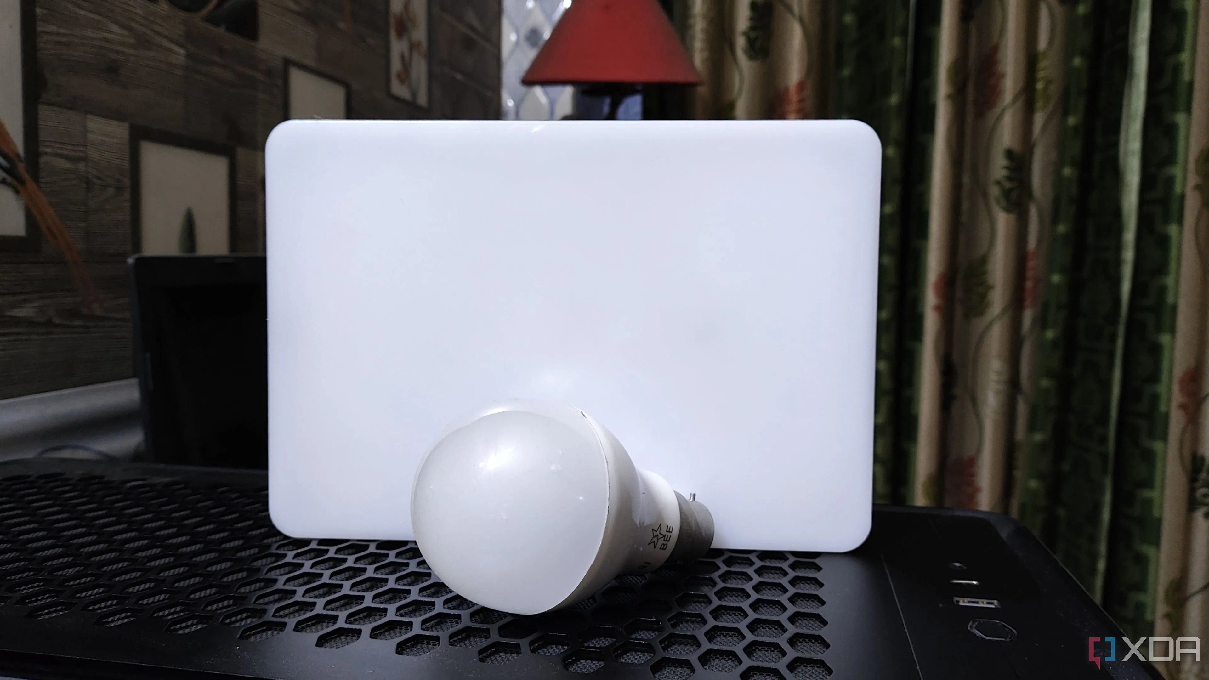 Bóng đèn thông minh và LED đặt trên vỏ máy tính để bàn