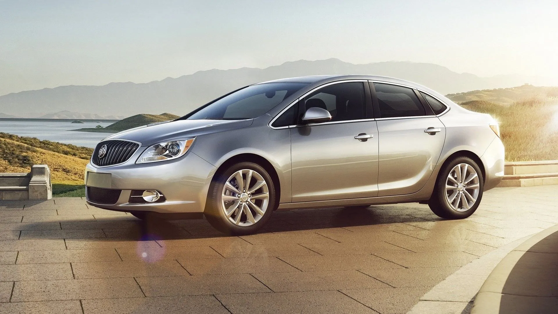Buick Verano 2012 màu trắng, sedan hạng sang cỡ nhỏ với nội thất êm ái
