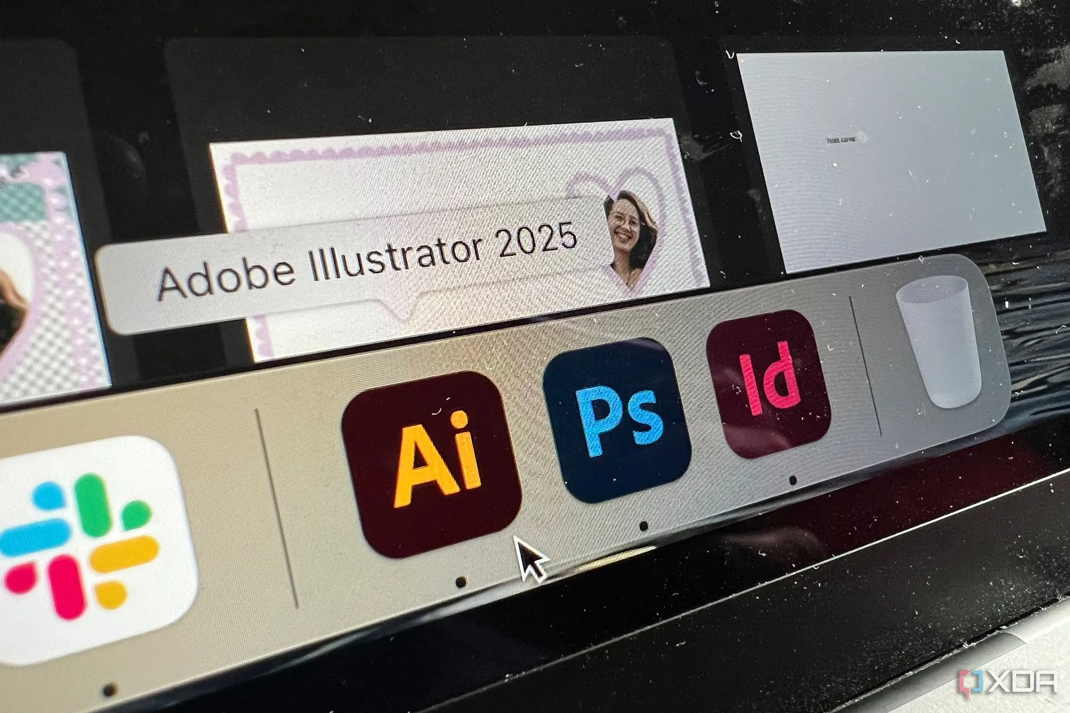 Các biểu tượng Adobe Illustrator, Photoshop và InDesign, đại diện cho phần mềm độc quyền và vấn đề quyền sở hữu dữ liệu so với mã nguồn mở