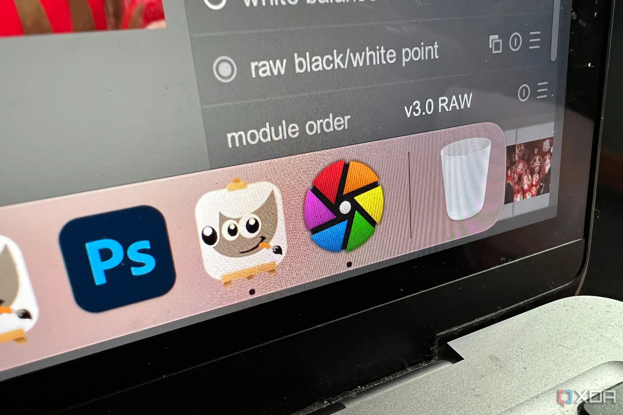 Các biểu tượng GIMP và Darktable trên màn hình MacBook, minh họa cho việc giao diện người dùng phần mềm mã nguồn mở đôi khi chưa được tối ưu