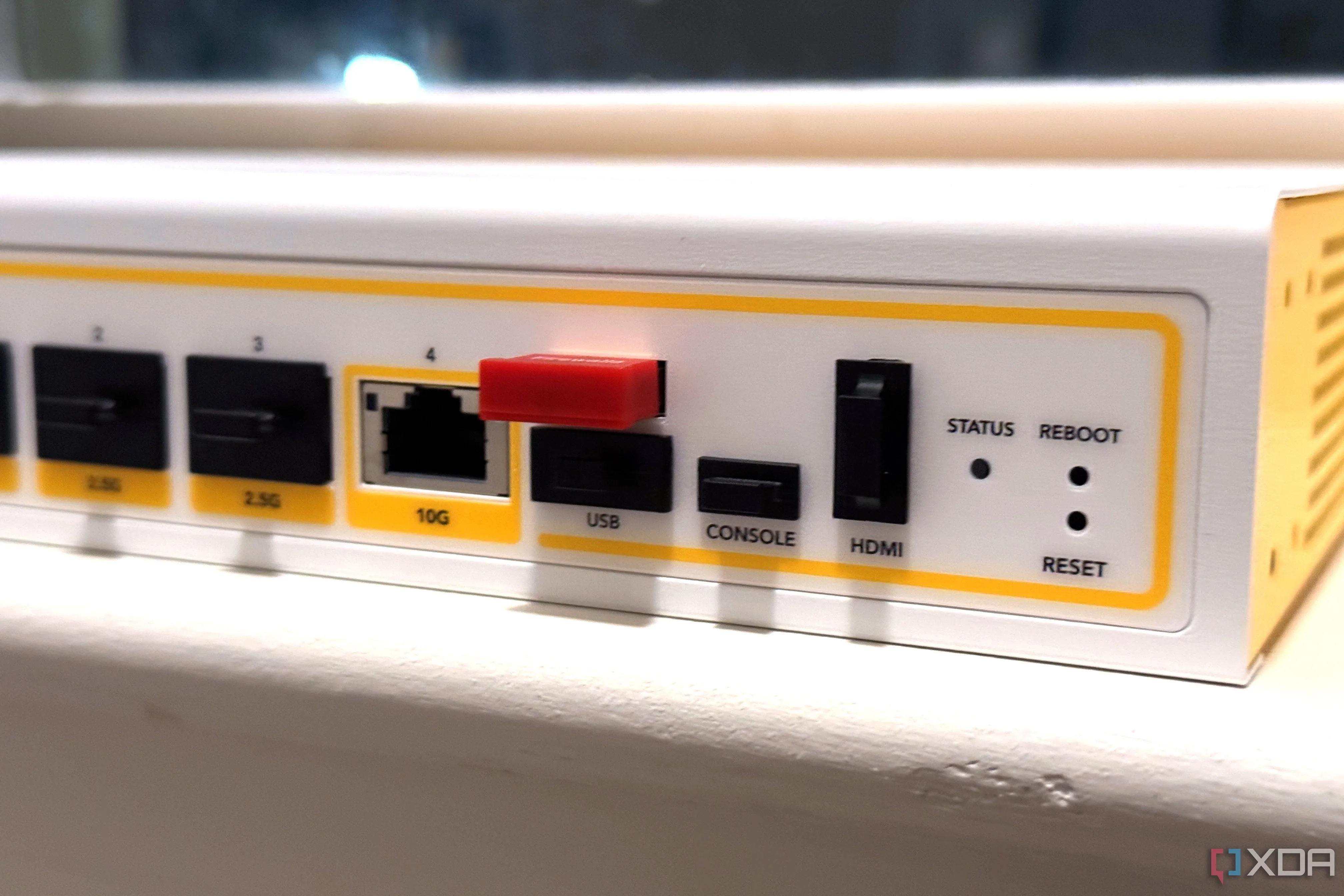 Các cổng kết nối trên thiết bị tường lửa Firewalla Gold Pro, minh họa cho việc khắc phục sự cố tường lửa