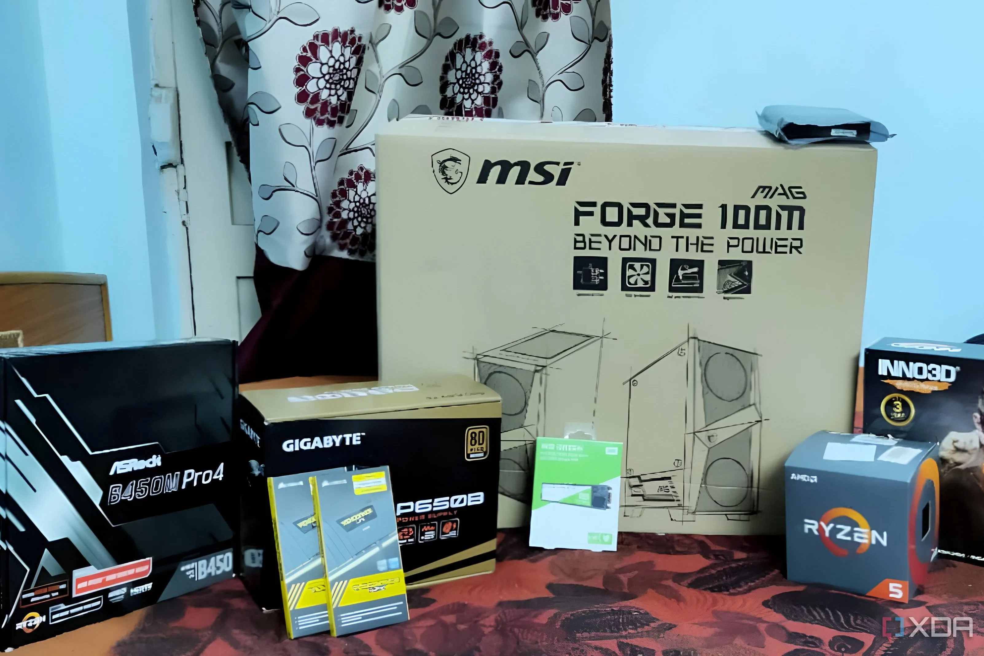 Các hộp linh kiện PC mới chuẩn bị cho quá trình lắp ráp máy tính.