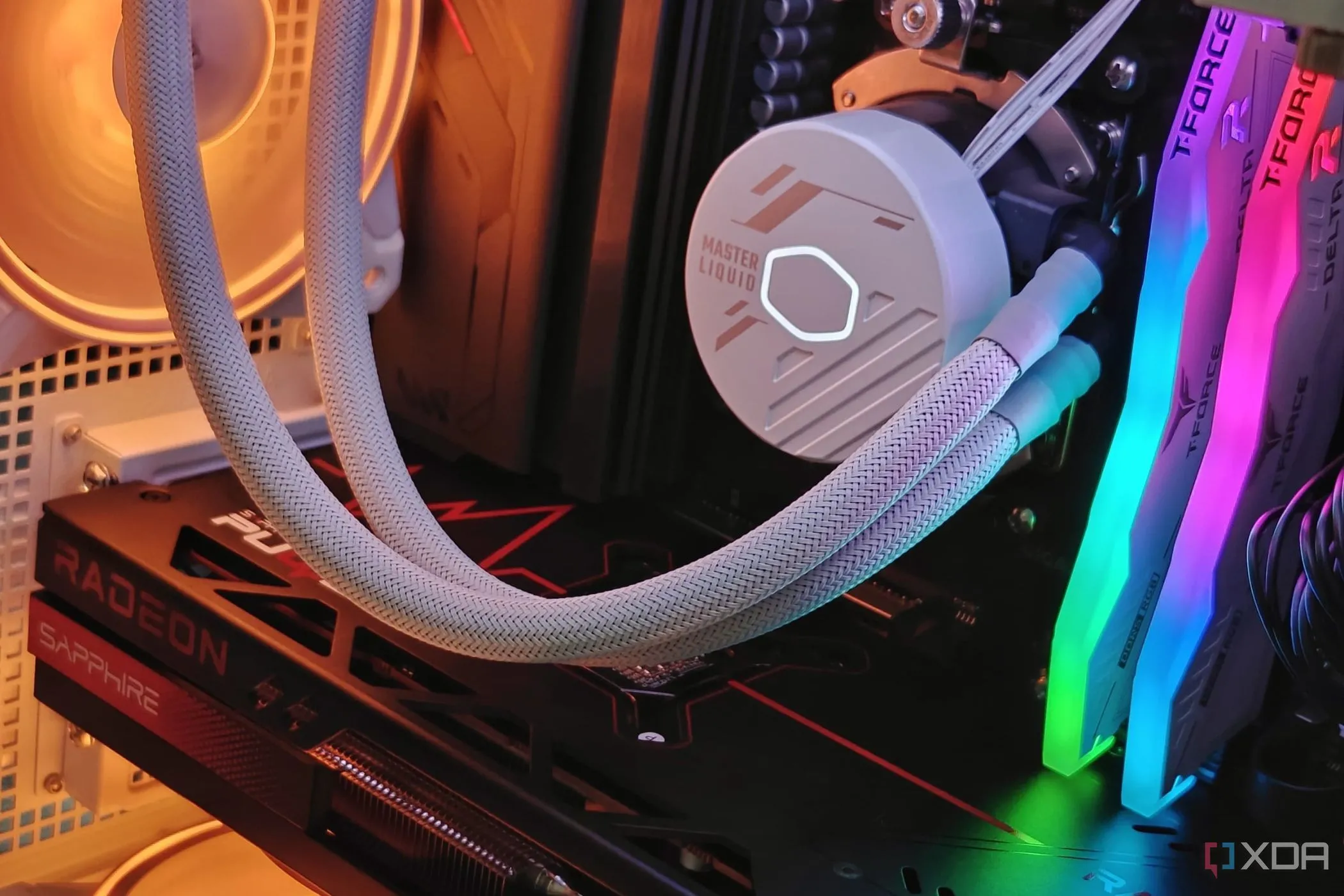 Các linh kiện bên trong một chiếc máy tính chơi game hiệu năng cao với đèn RGB.