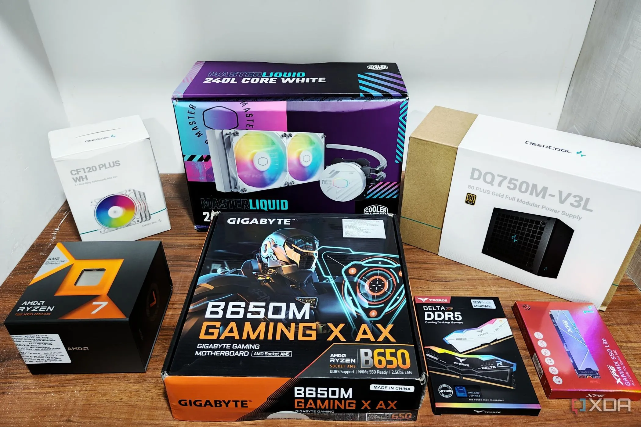 Các linh kiện PC mới trong hộp được sắp xếp trên bàn, sẵn sàng để nâng cấp.