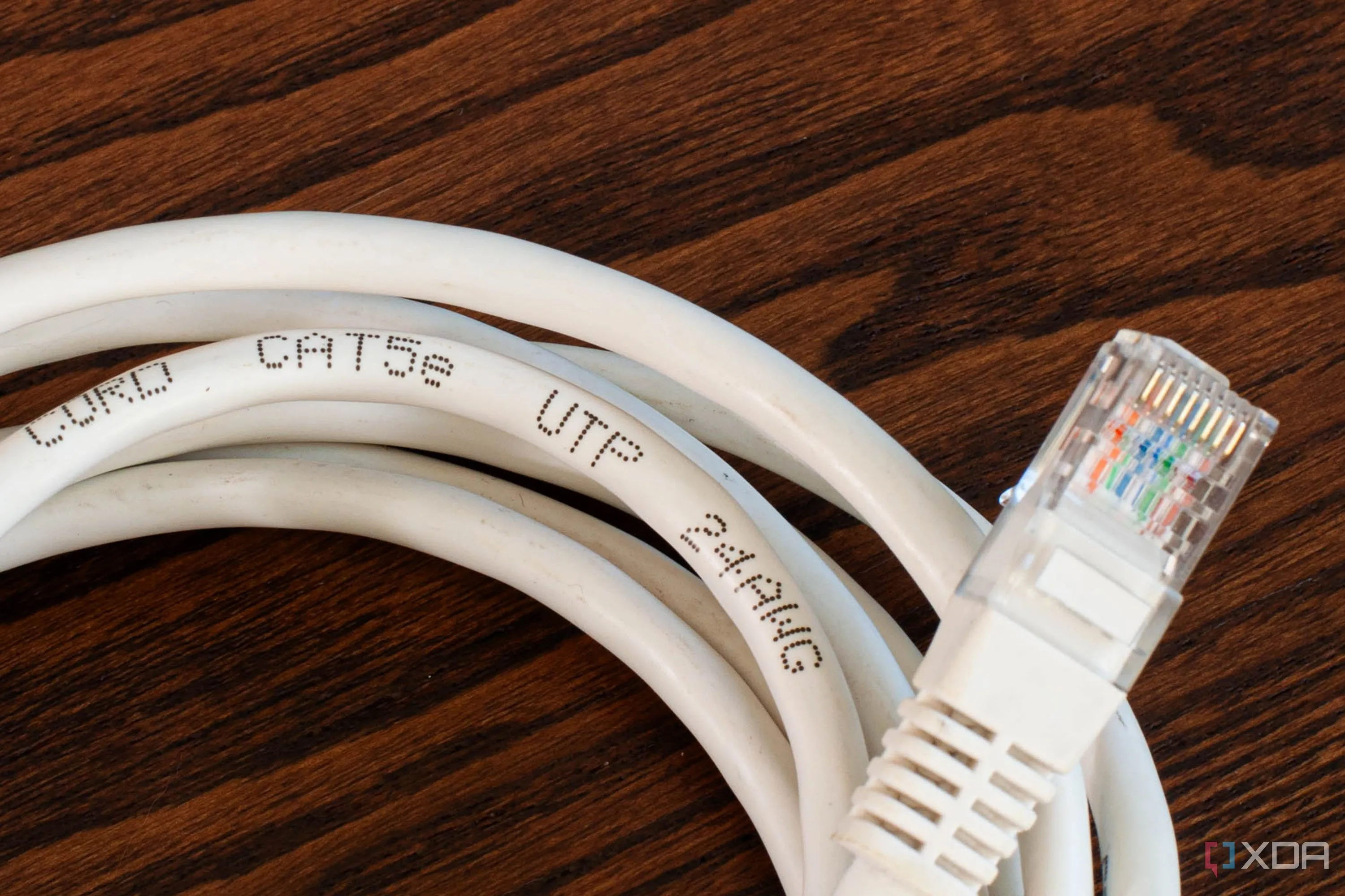 Các loại cáp Ethernet khác nhau như Cat5e, Cat6, Cat6a với tốc độ mạng và chuẩn kết nối riêng biệt.