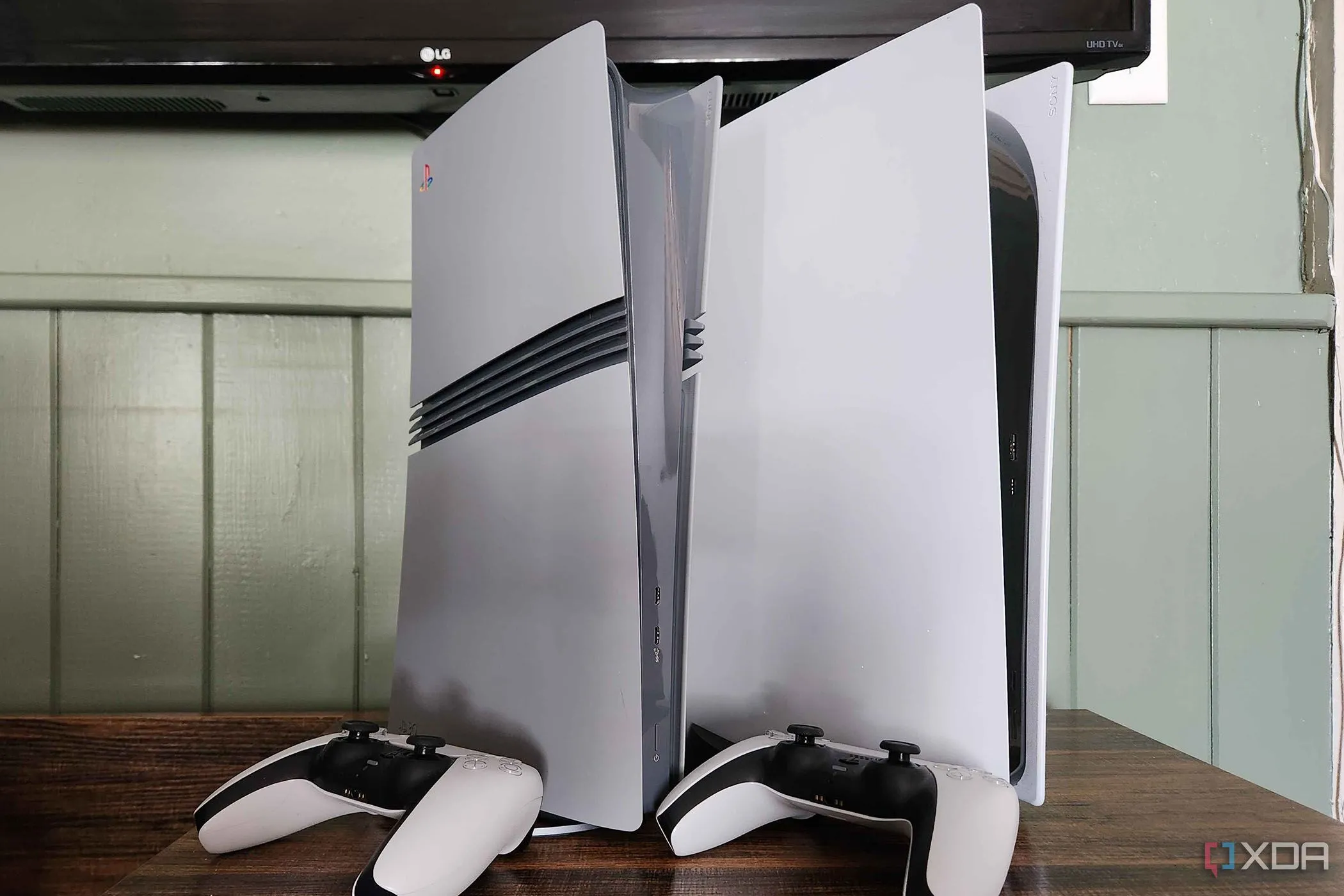 Các máy console PlayStation 5 cùng tay cầm DualSense, biểu tượng cho xu hướng giá game và phần cứng đang leo thang