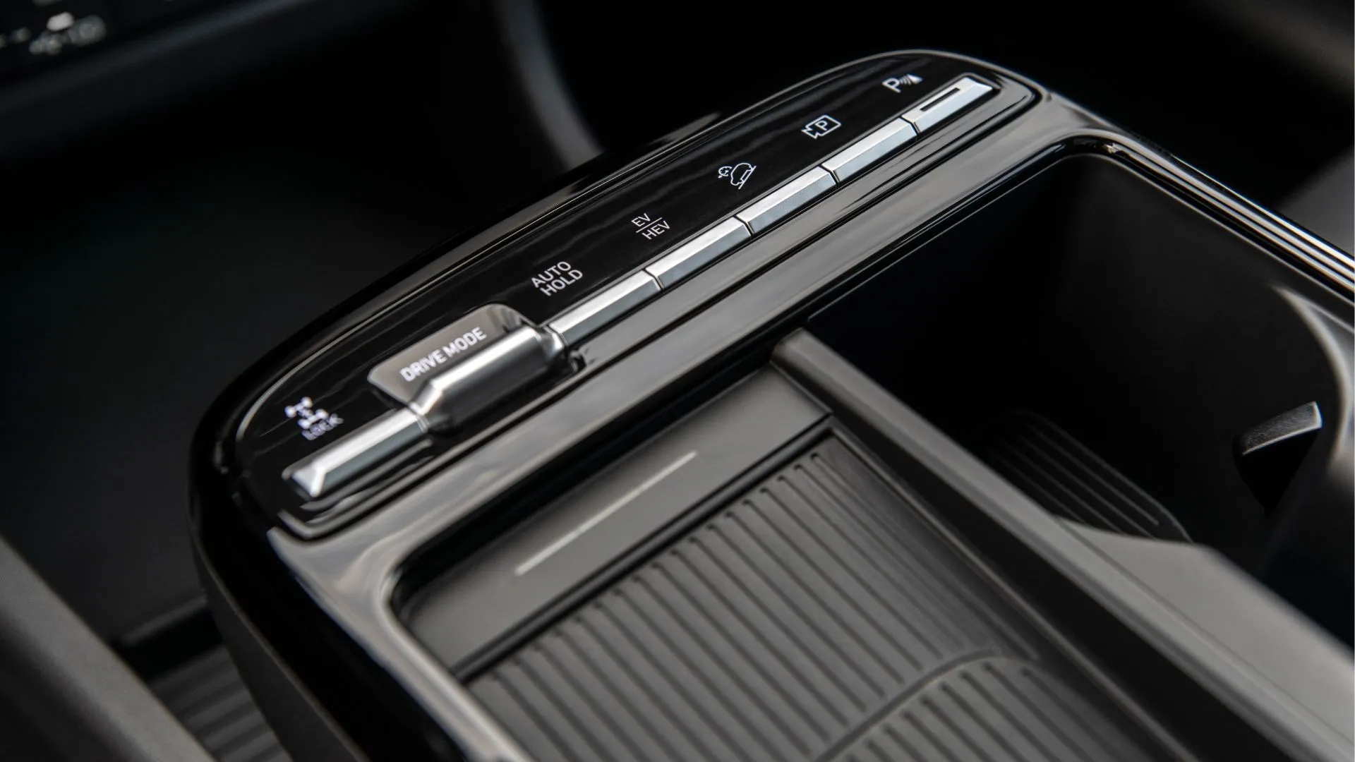 Các nút điều khiển và vô lăng đa chức năng của người lái trong Hyundai Tucson PHEV 2025.