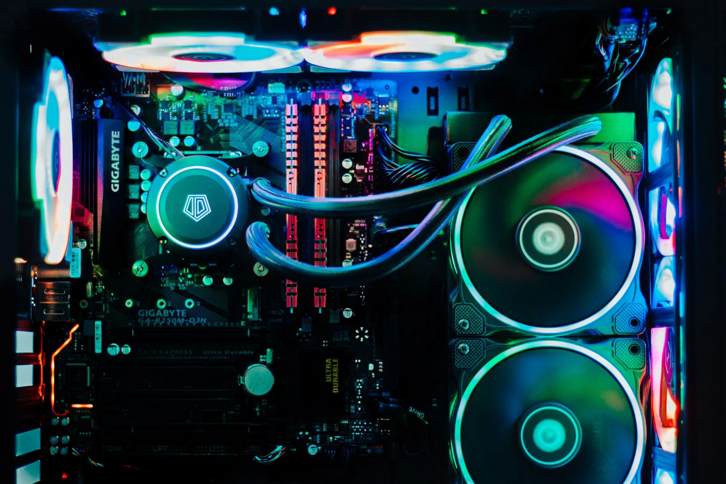 Các thành phần bên trong một dàn PC gaming với đèn RGB