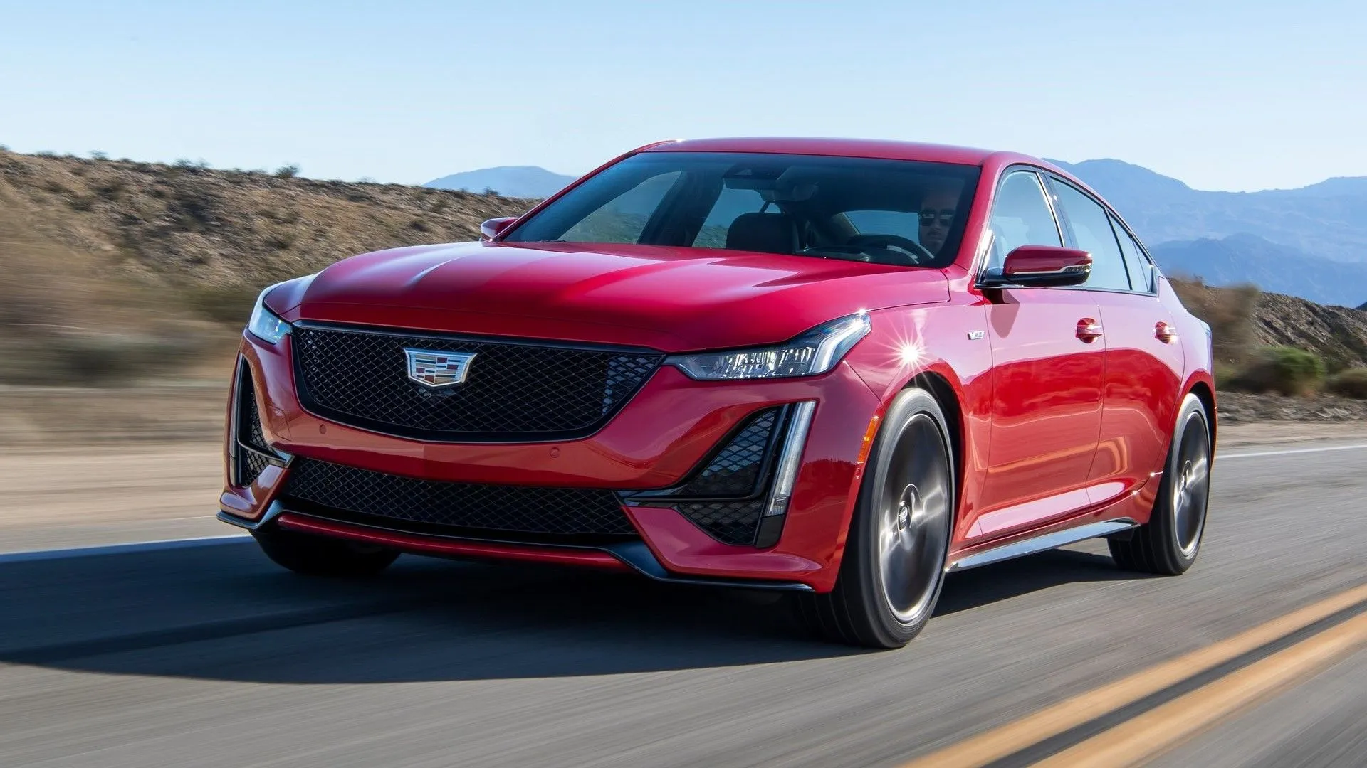 Cadillac CT5-V 2020 màu trắng nổi bật với thiết kế thể thao