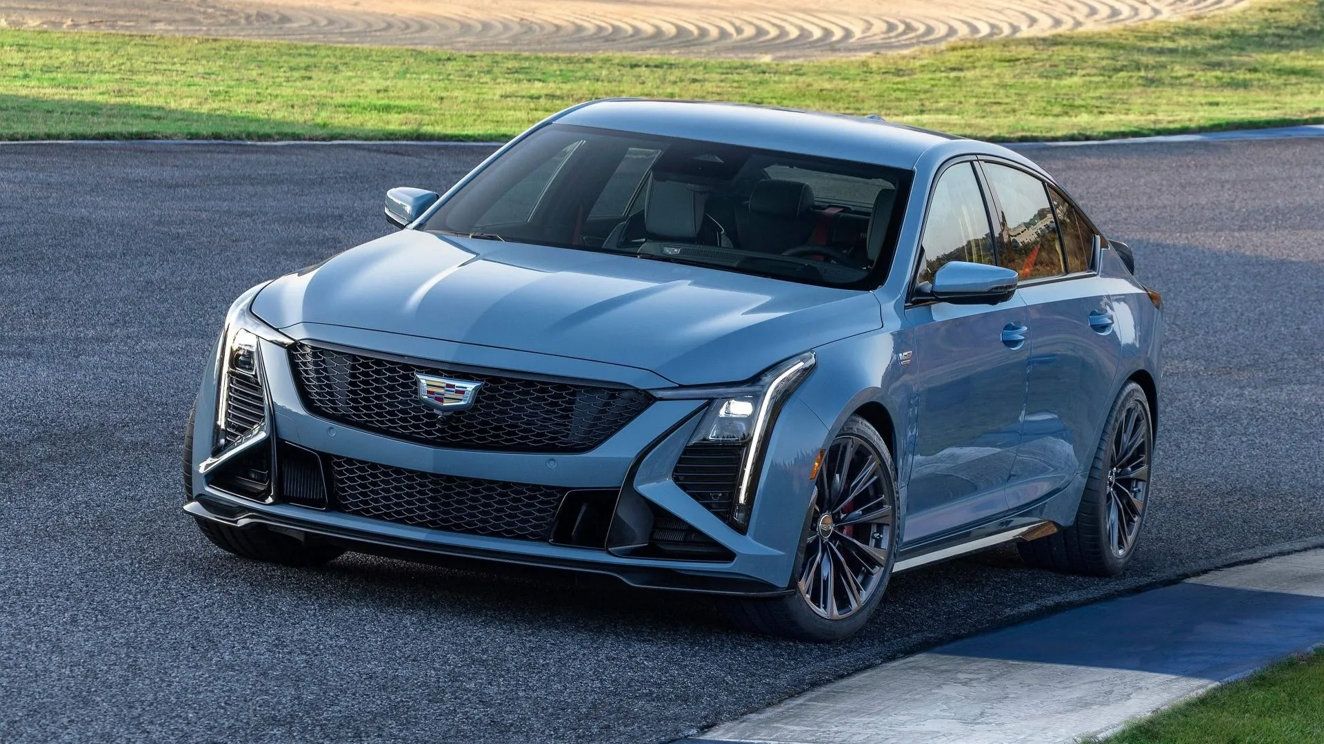 Cadillac CT5-V Blackwing 2025 màu đen mạnh mẽ