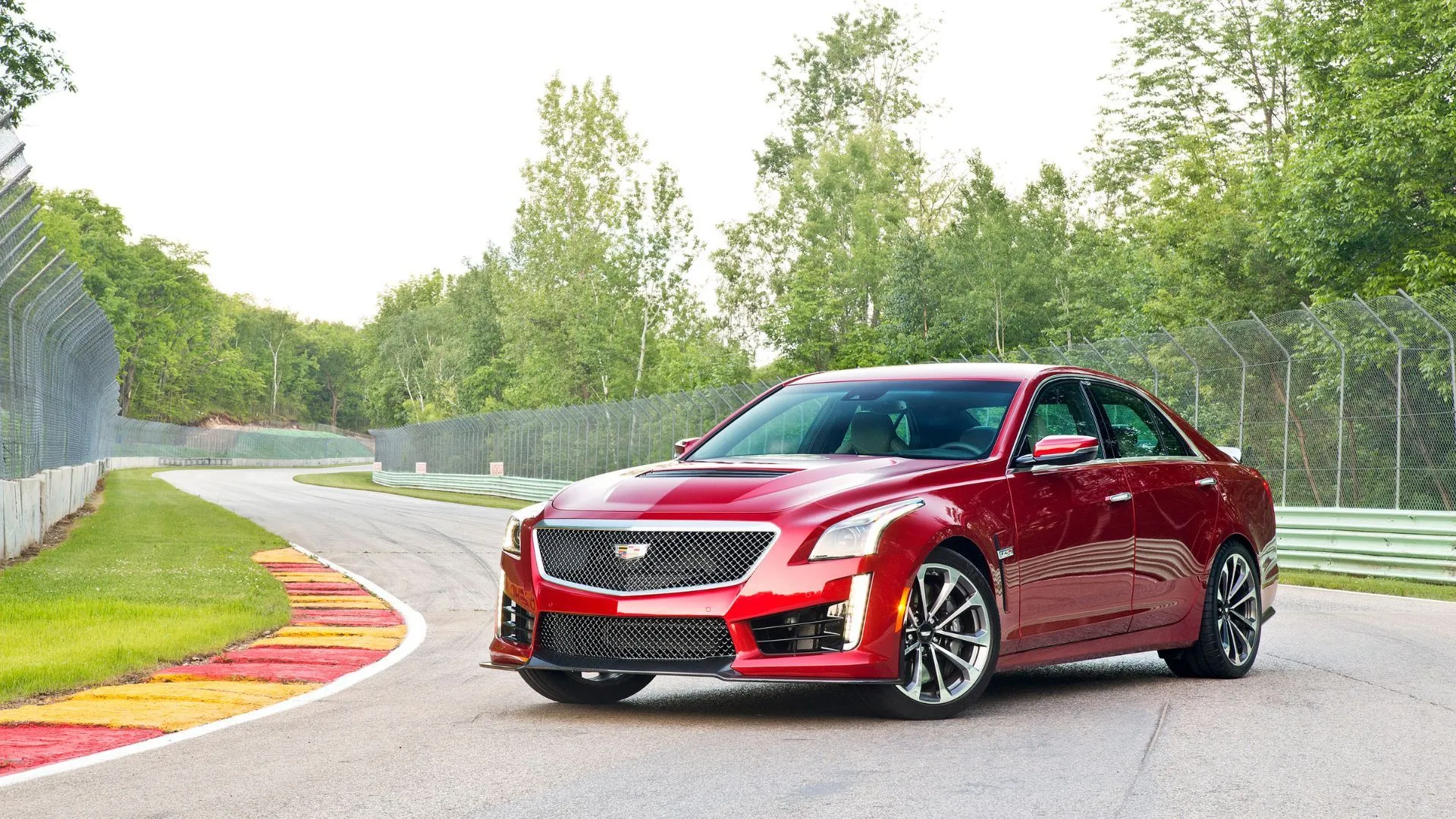 Cadillac CTS-V 2016 màu đỏ đỗ trên khúc cua đường đua