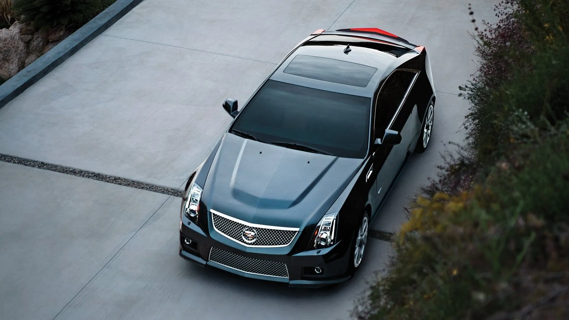 Cadillac CTS-V Coupe 2011 màu trắng, góc nhìn 3/4 từ phía trên, nổi bật với thiết kế độc đáo và mạnh mẽ