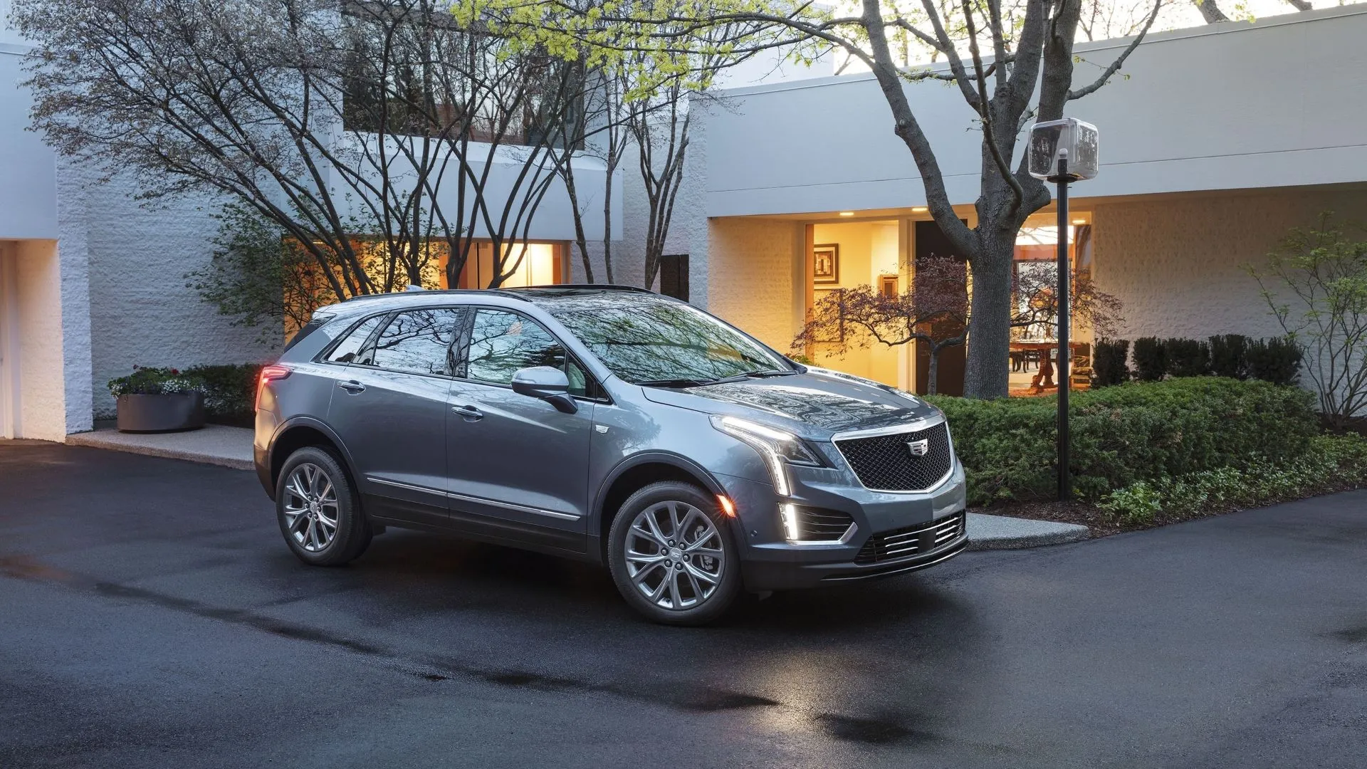 Cadillac XT5 2020 màu bạc từ góc 3/4 phía trước, mẫu SUV hạng sang của Cadillac được đánh giá cao về độ bền.