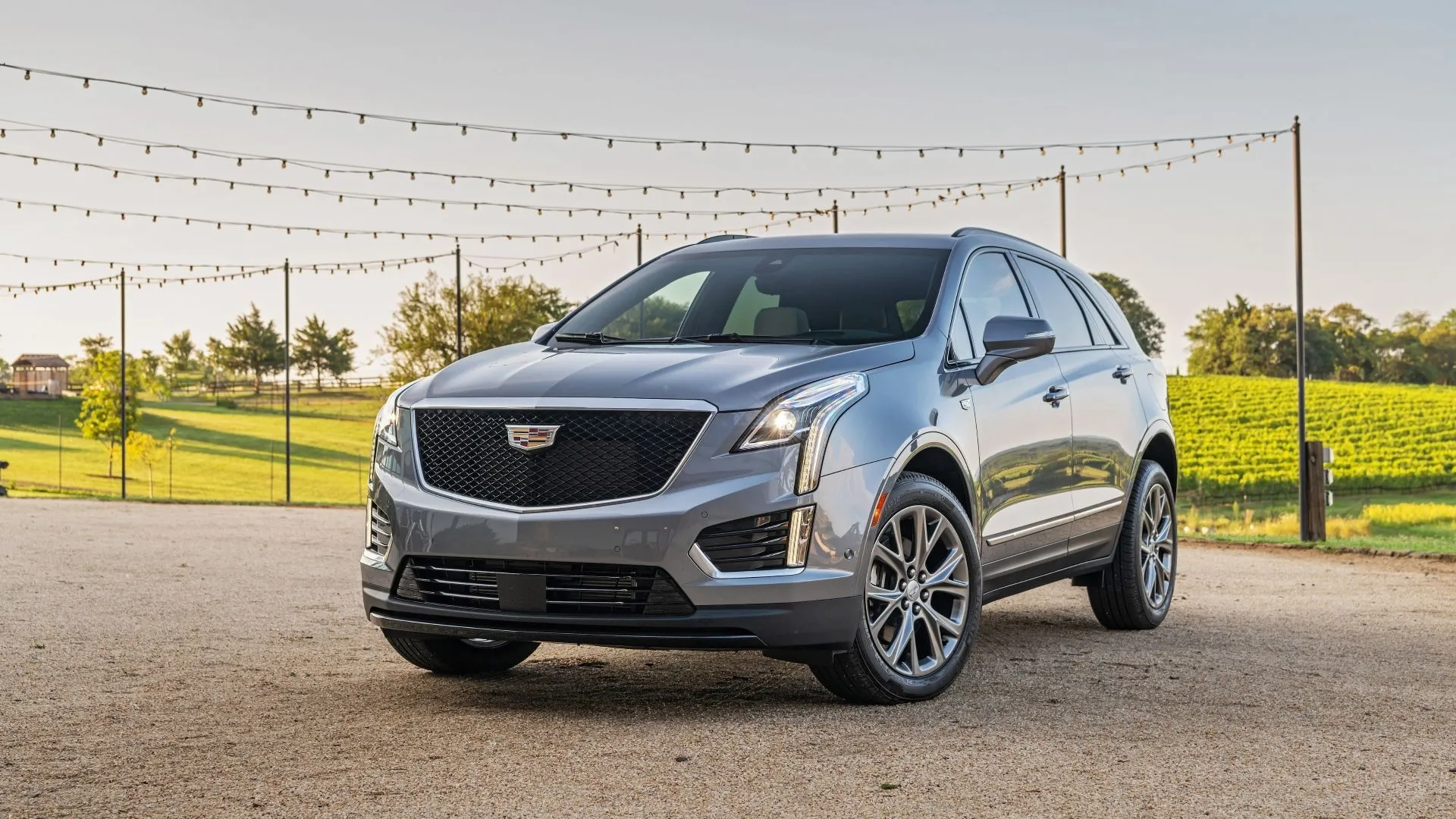 Cadillac XT5 2020 màu trắng đỗ trước tòa nhà hiện đại, mẫu SUV hạng sang cũ ít được chú ý nhưng rất bền bỉ.