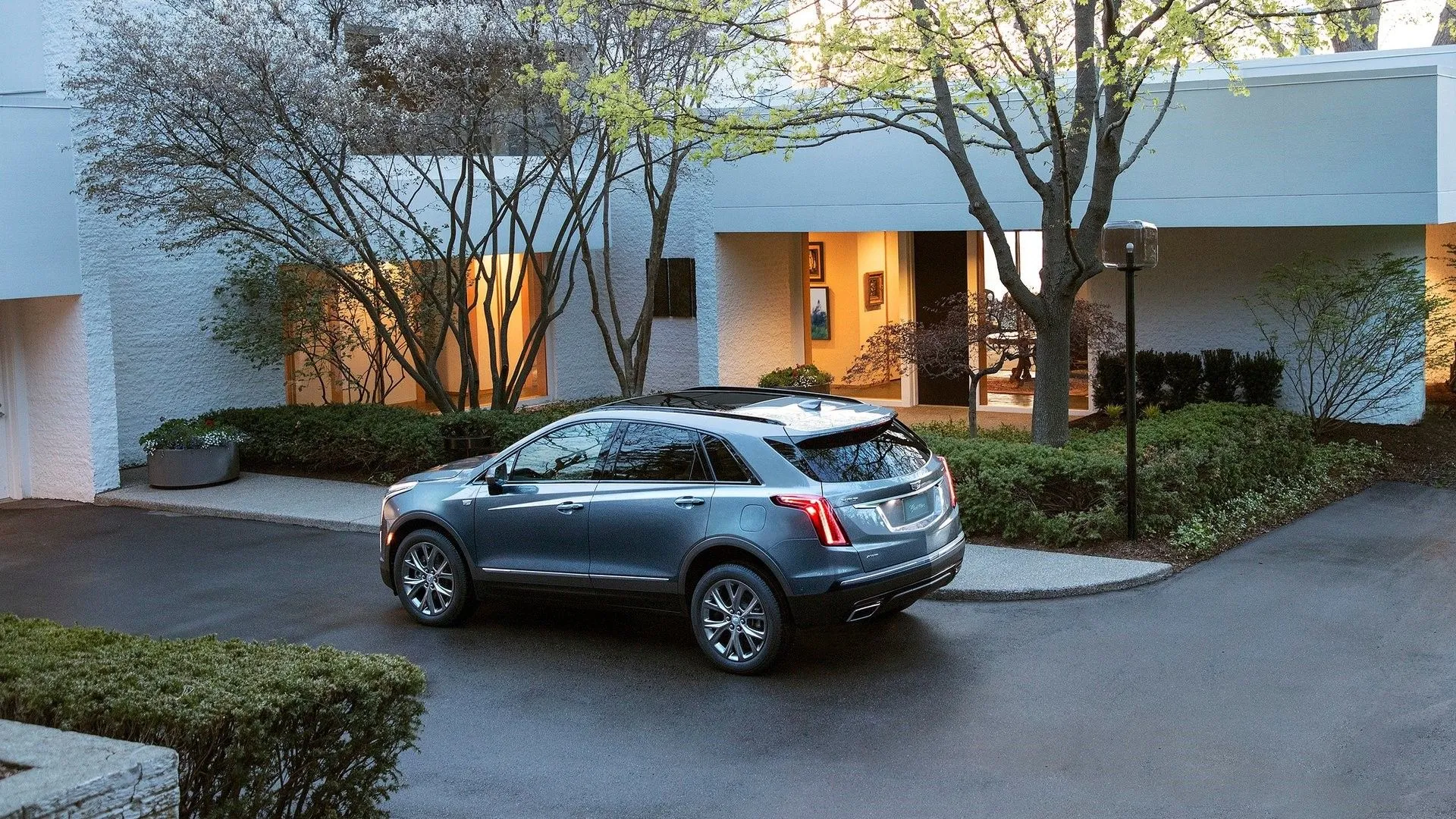 Cadillac XT5 2020 nhìn từ phía sau góc 3/4