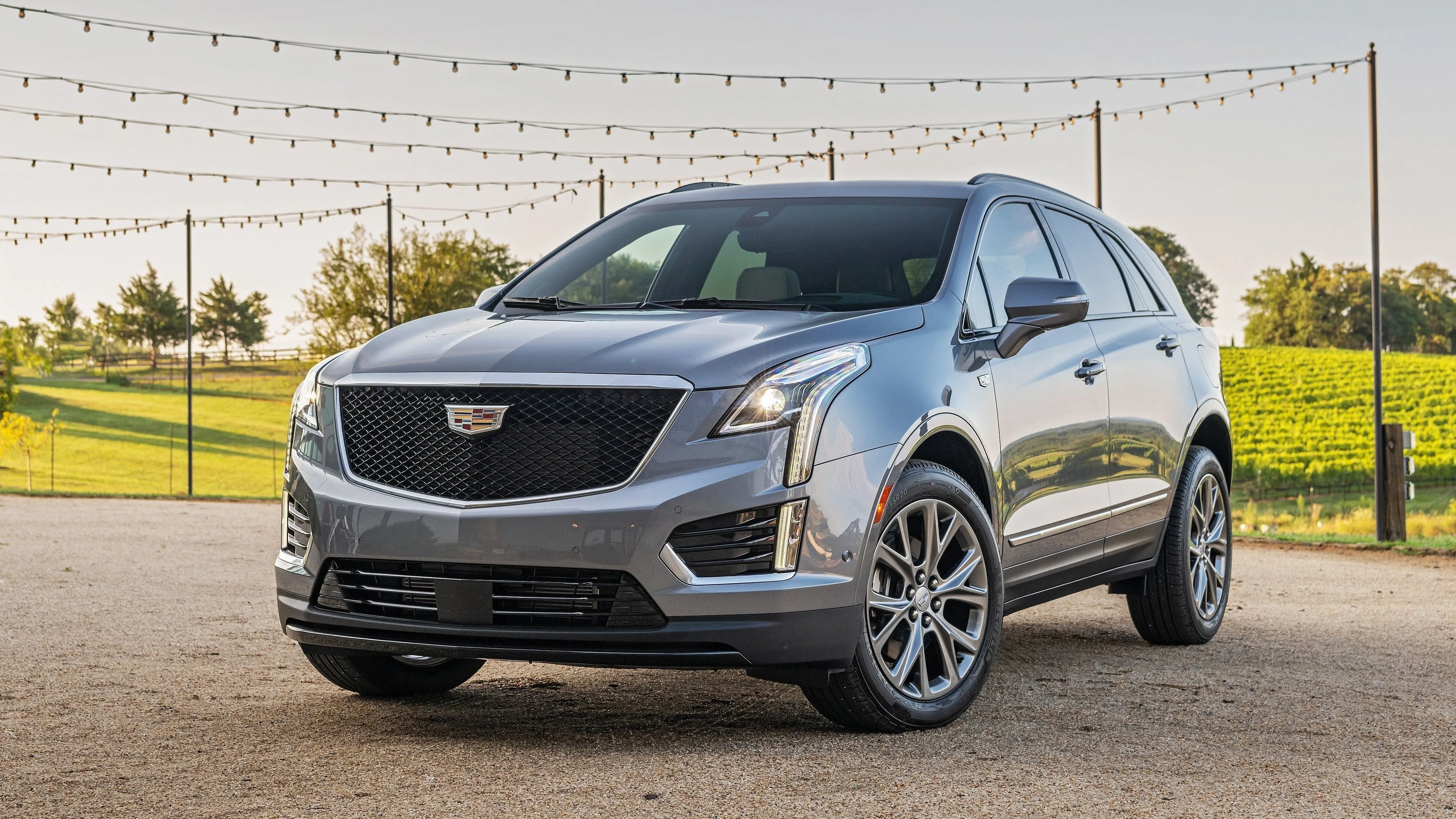 Cadillac XT5 2020 từ góc ba phần tư phía trước, SUV hạng sang cỡ nhỏ đáng tin cậy.