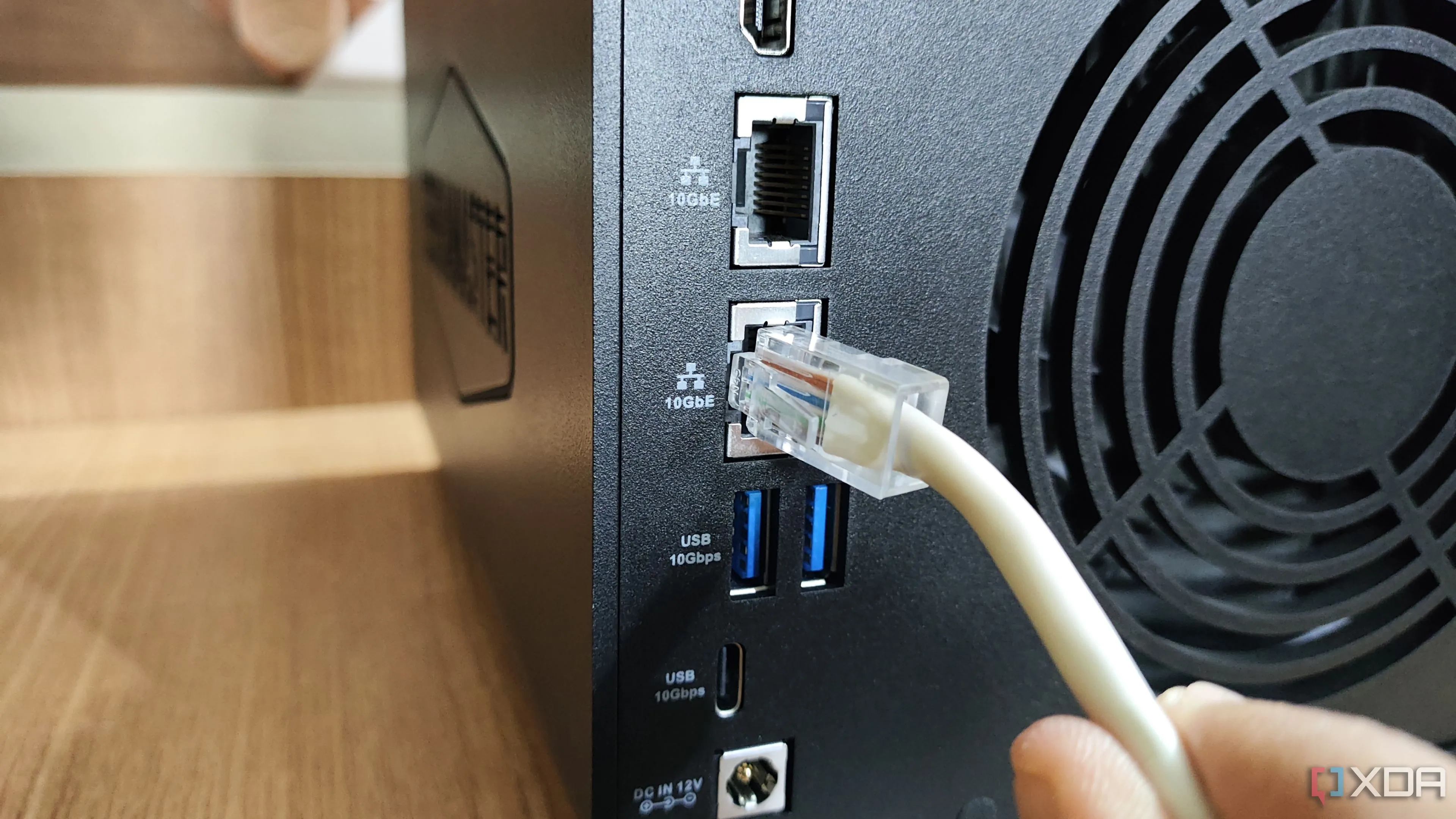 Cắm cáp Ethernet vào cổng LAN trên thiết bị NAS TerraMaster F4-424 Max hỗ trợ mạng 10GbE.