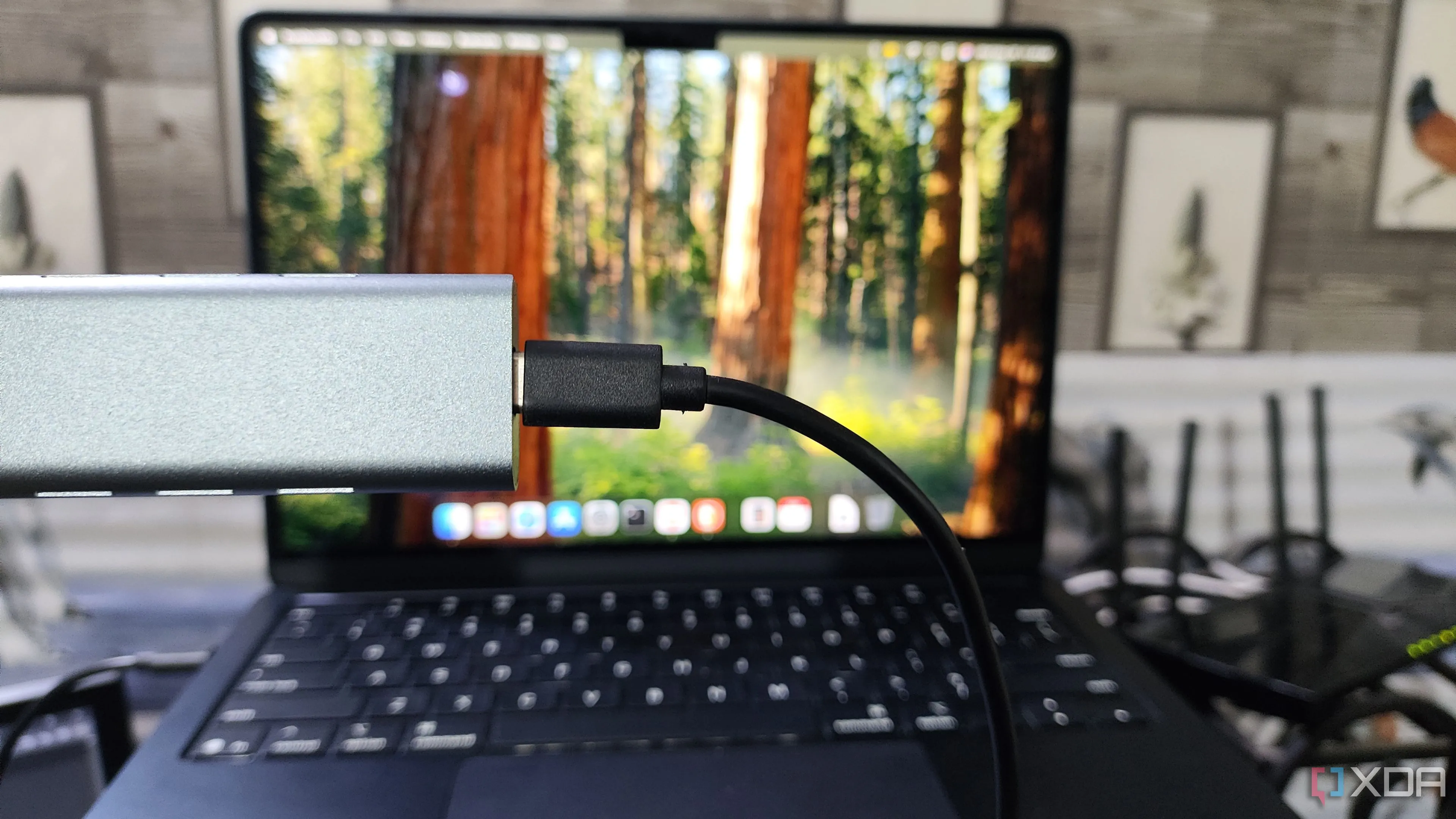 Cầm một bộ vỏ NVMe trước MacBook