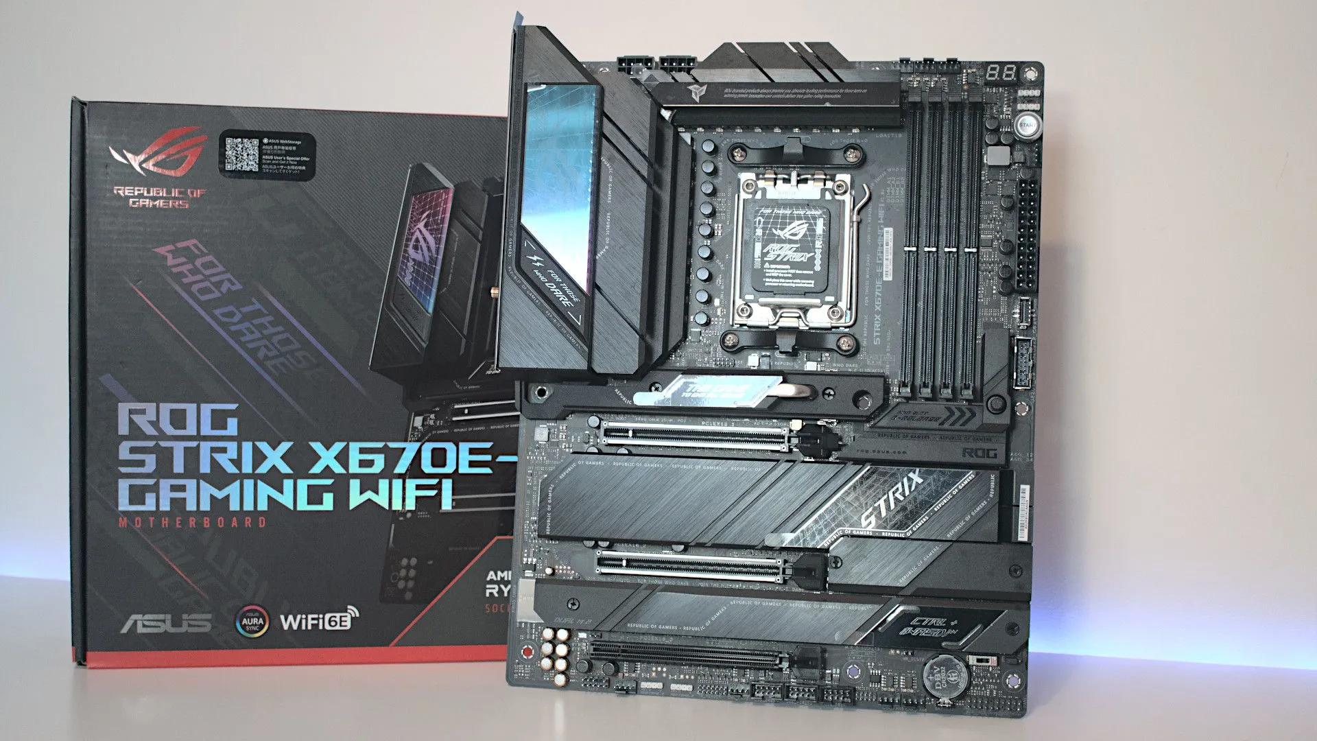 Cận cảnh ASUS ROG Strix X670E-E Gaming WiFi với tản nhiệt VRM và khe cắm M.2