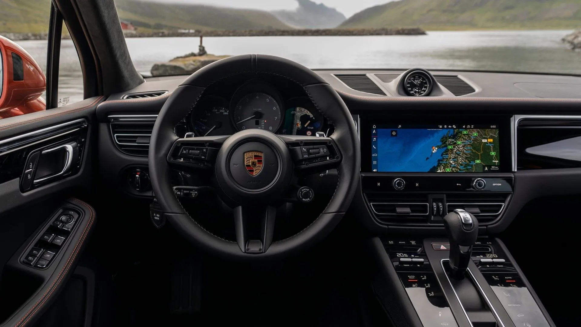 Cận cảnh bảng điều khiển của Porsche Macan 2026 với màn hình cong kỹ thuật số và màn hình cảm ứng trung tâm