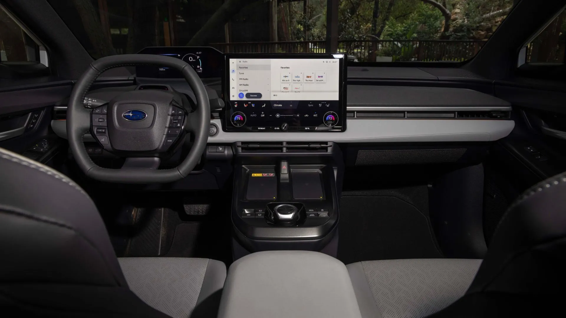 Cận cảnh bảng điều khiển của Subaru Solterra 2026, hiển thị vô lăng và màn hình thông tin giải trí.