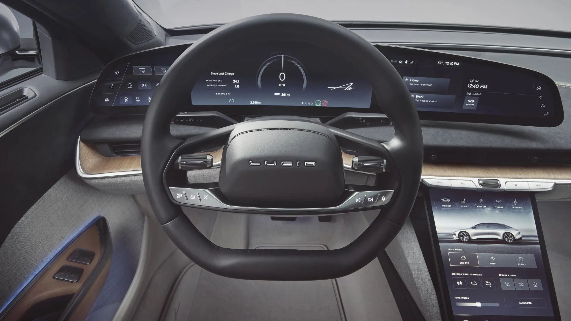 Cận cảnh bảng điều khiển và màn hình giải trí của Lucid Air Grand Touring