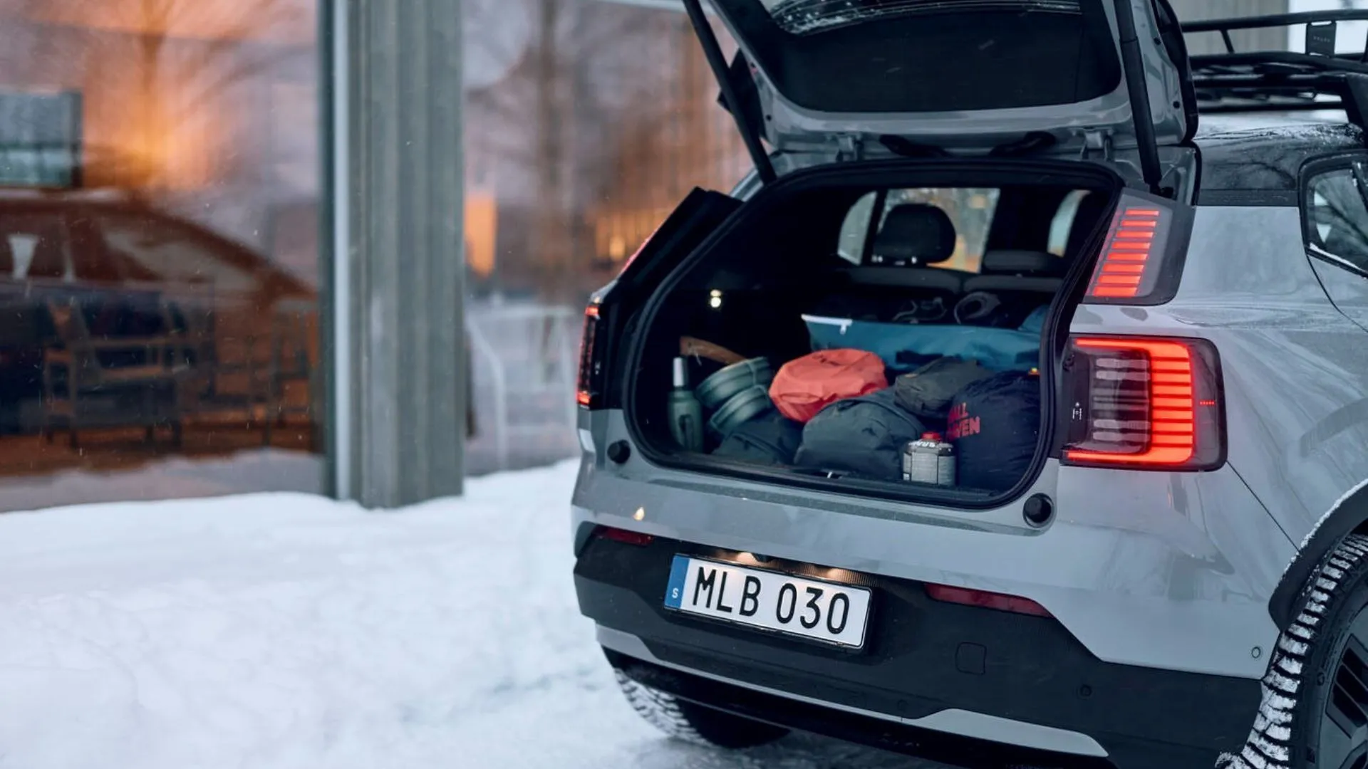 Cận cảnh bên trong cốp xe Volvo EX30 Cross Country.