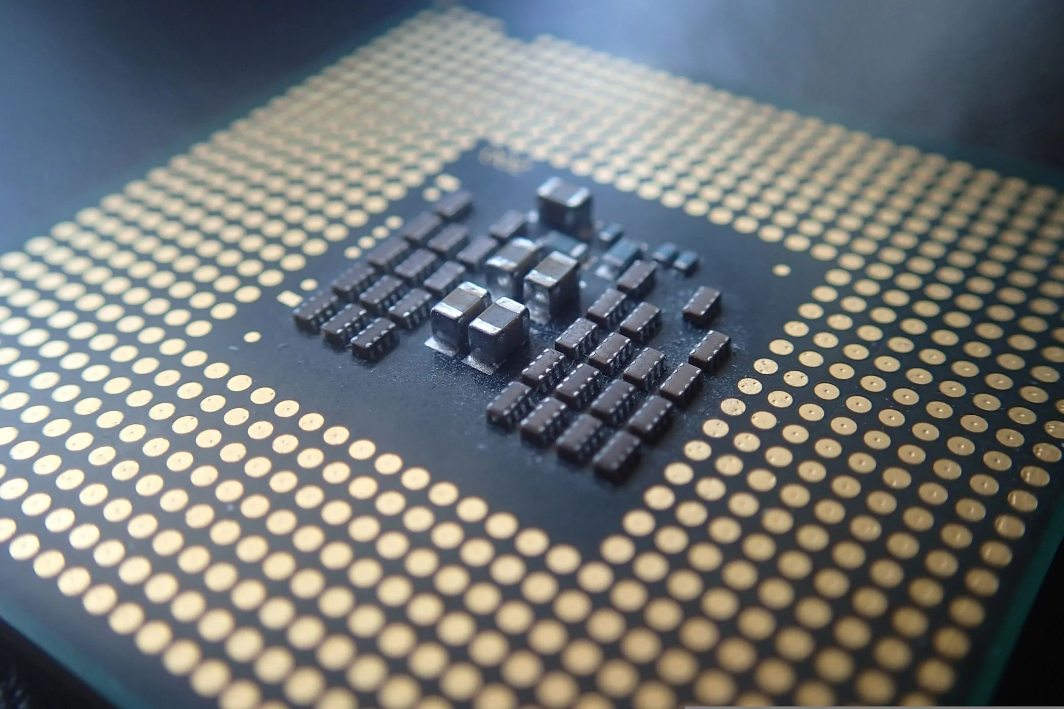 Cận cảnh bộ vi xử lý Intel i7, linh kiện cốt lõi của máy tính ảnh hưởng bởi yếu tố kinh tế