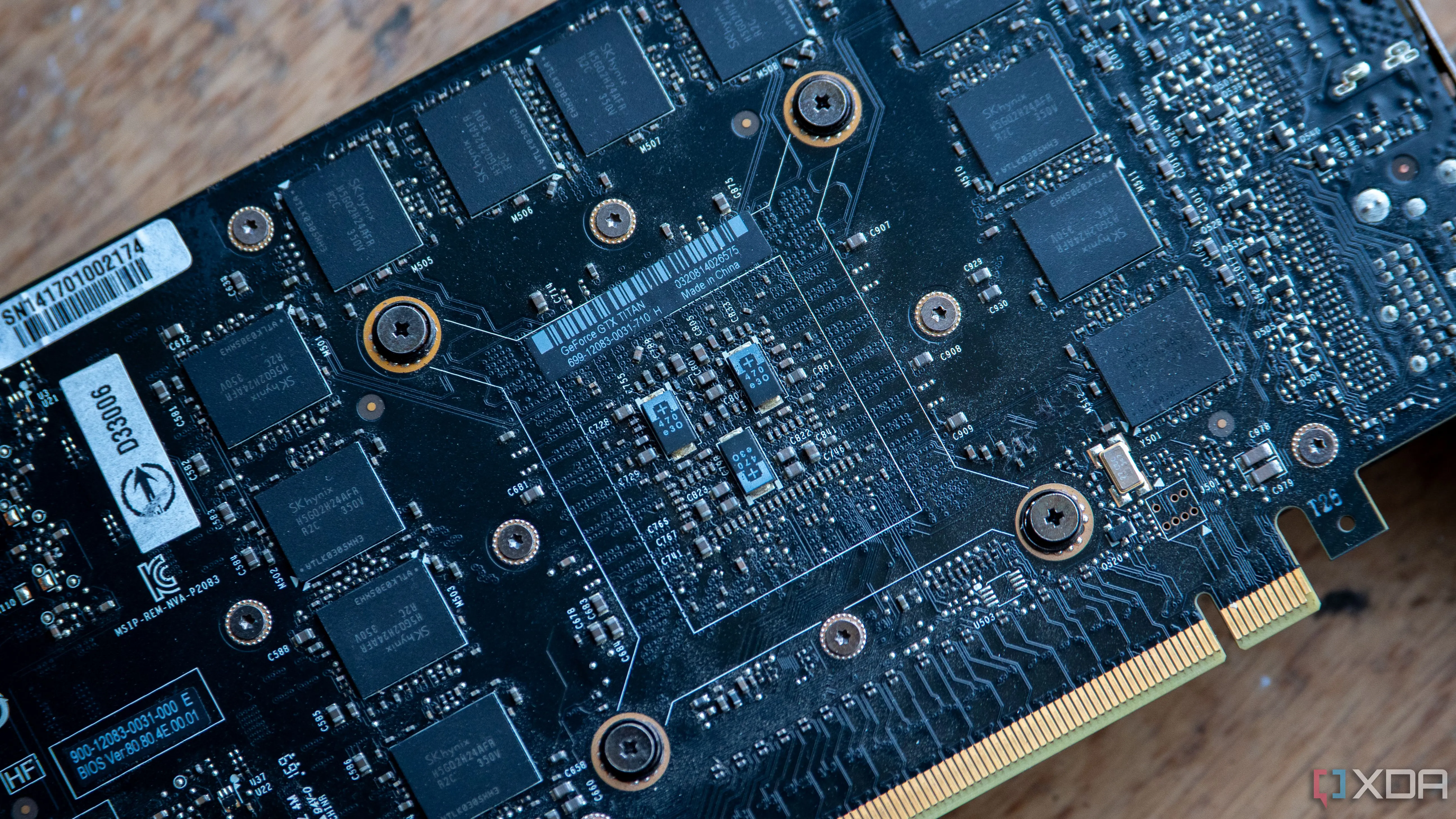 Cận cảnh các chip nhớ trên mặt sau của Nvidia GTX Titan đời đầu