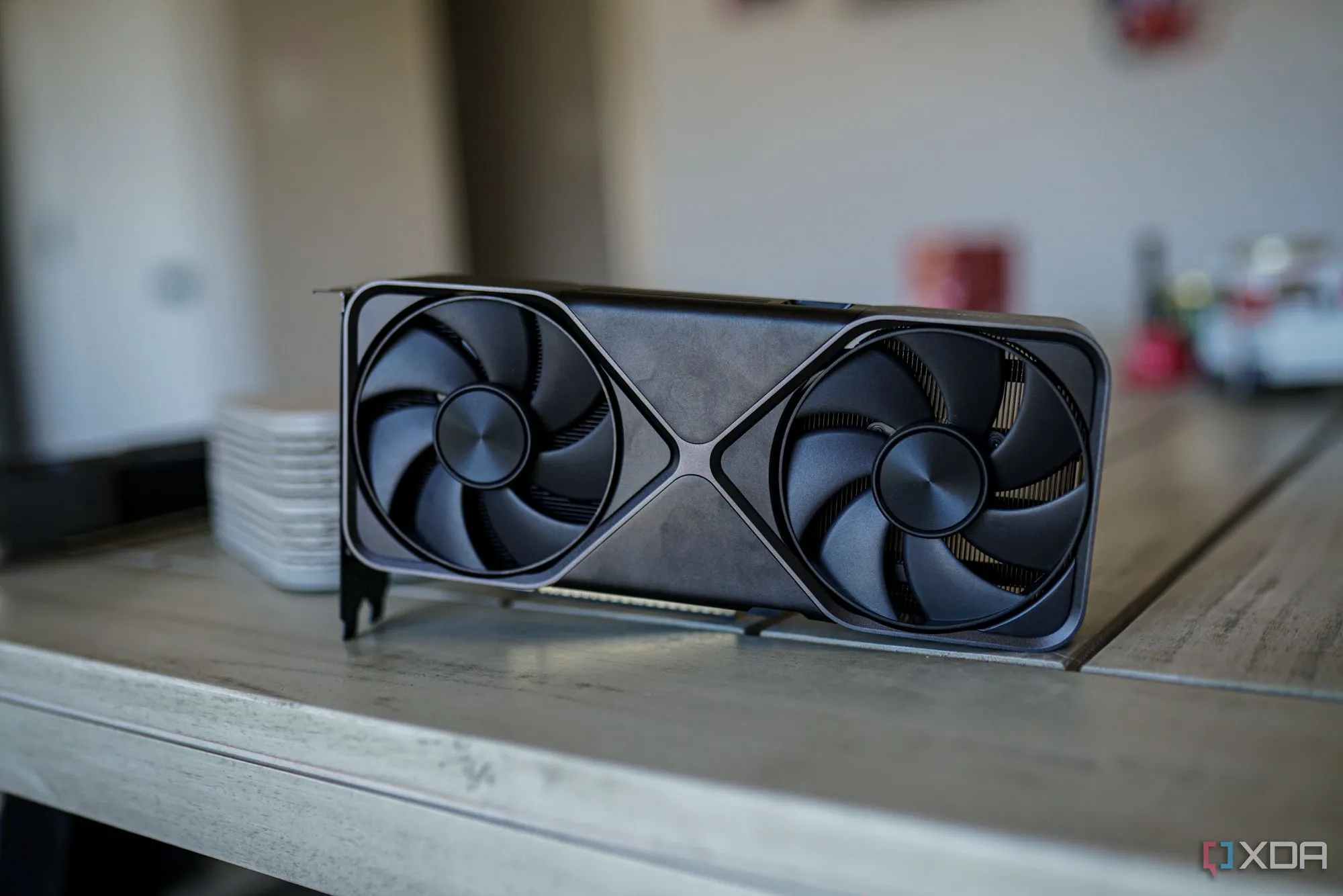 Cận cảnh các quạt tản nhiệt trên card đồ họa Nvidia GeForce RTX 5070, một trong những GPU RTX 50-series mới nhất
