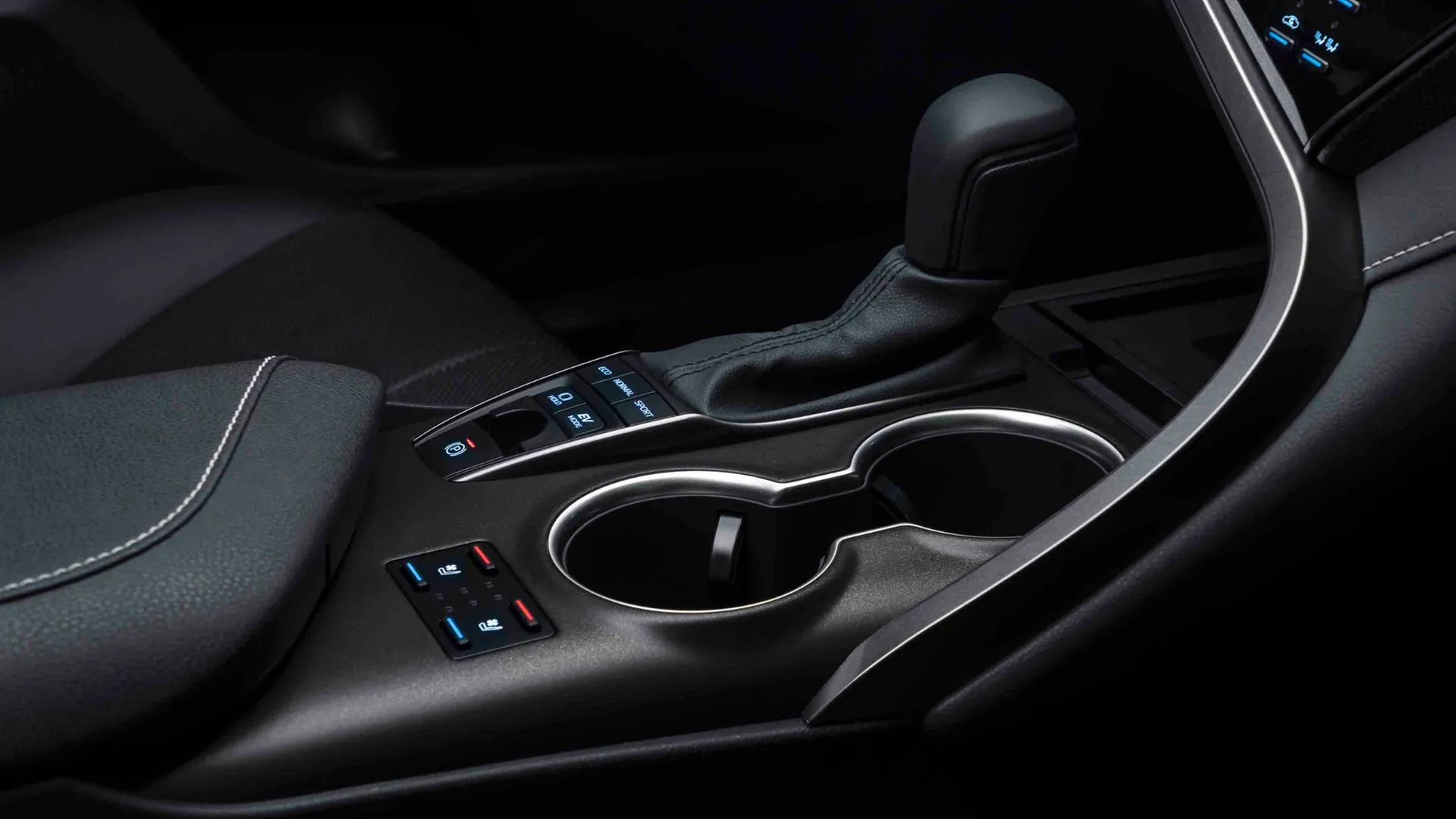 Cận cảnh cần số E-CVT của Toyota Camry Hybrid 2022, minh họa công nghệ truyền động tiên tiến và dễ sử dụng trong khoang lái.