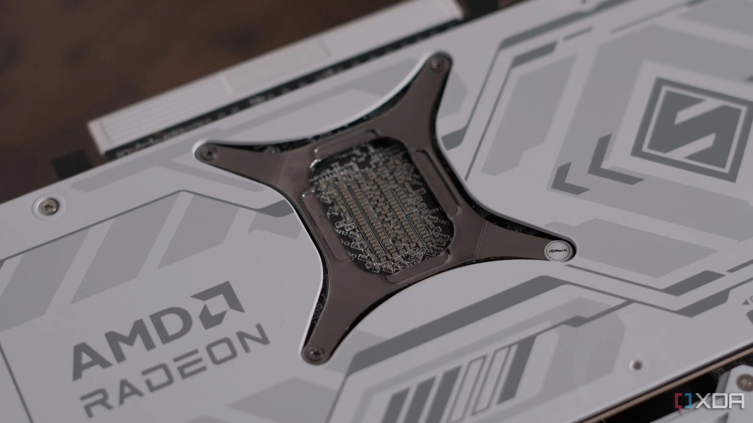 Cận cảnh card đồ họa ASRock Radeon RX 9070 Steel Legend với ba quạt tản nhiệt lớn, minh họa thiết kế mạnh mẽ