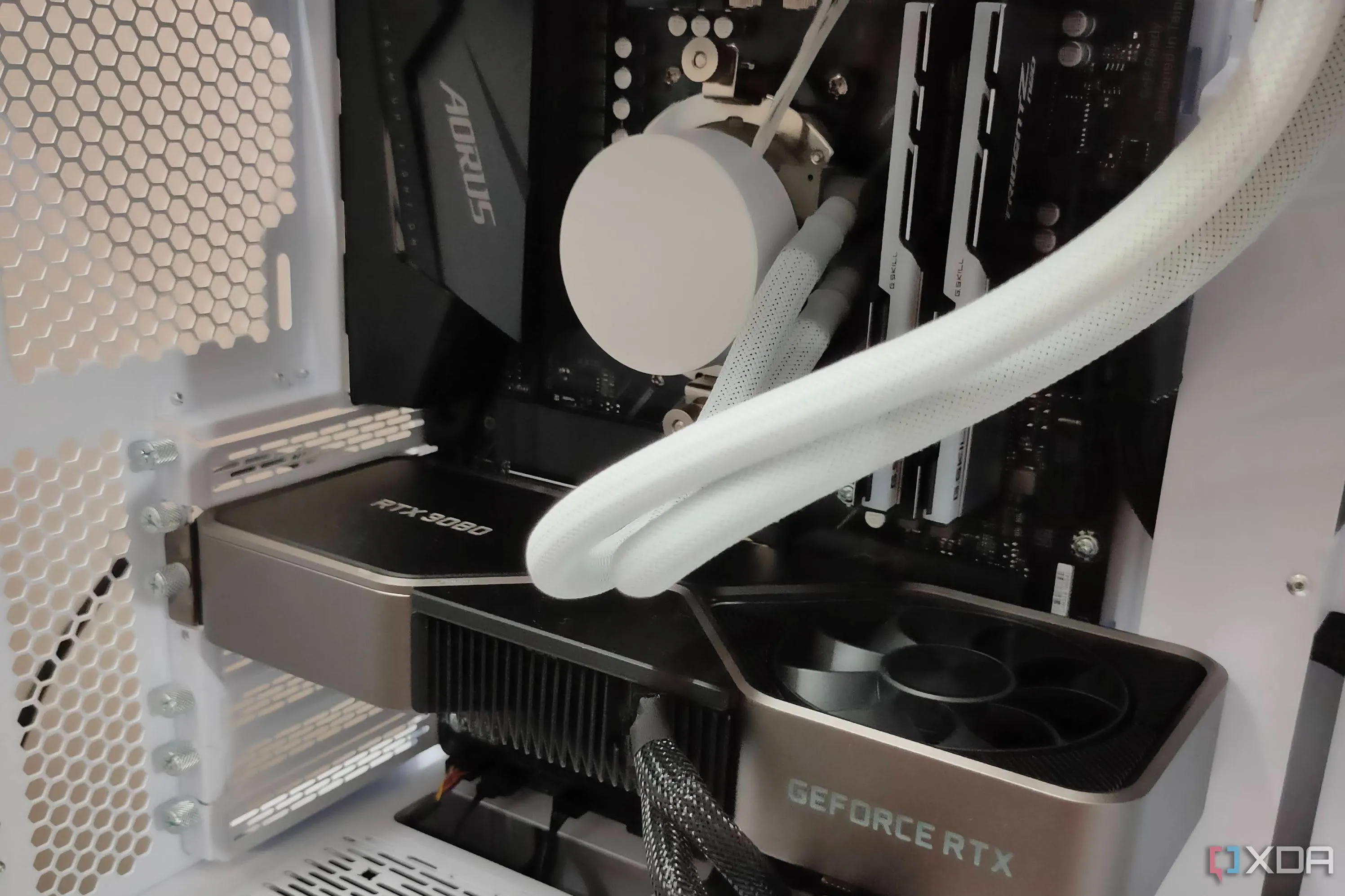 Cận cảnh card đồ họa GeForce RTX 3080 FE trong PC gaming trắng, thể hiện thẩm mỹ và linh kiện bên trong