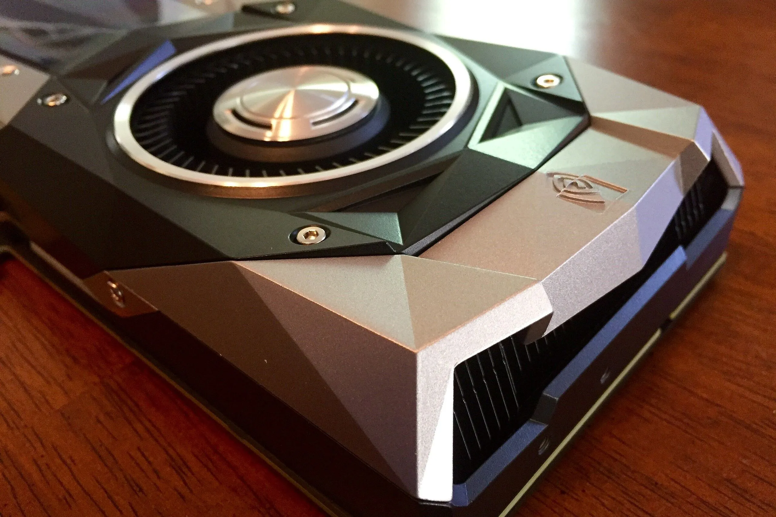 Cận cảnh card đồ họa Nvidia GTX 1080 Ti Founders Edition, biểu tượng của dòng Pascal