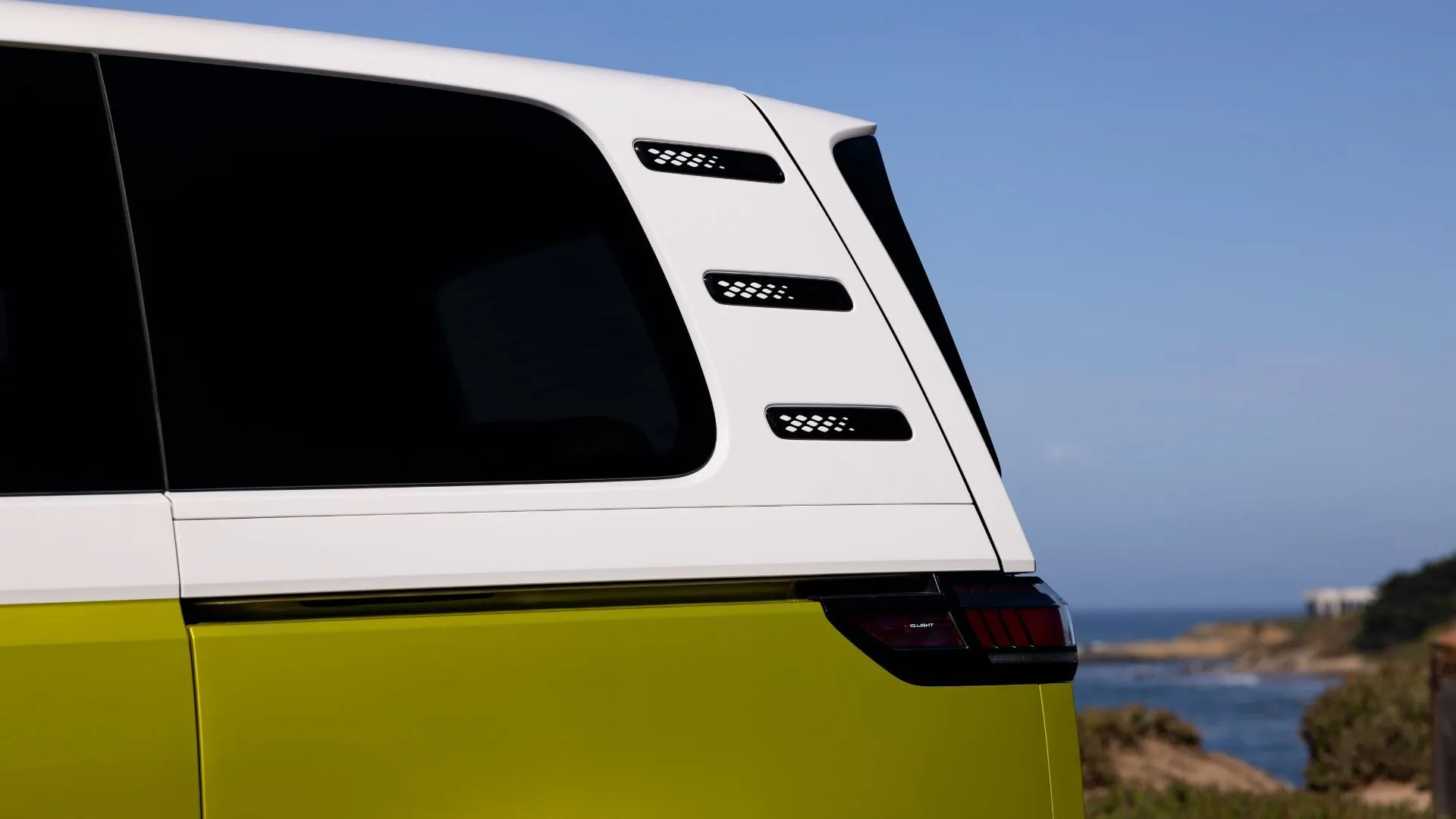 Cận cảnh chi tiết cột sau trên xe Volkswagen ID. Buzz 2025 màu vàng.