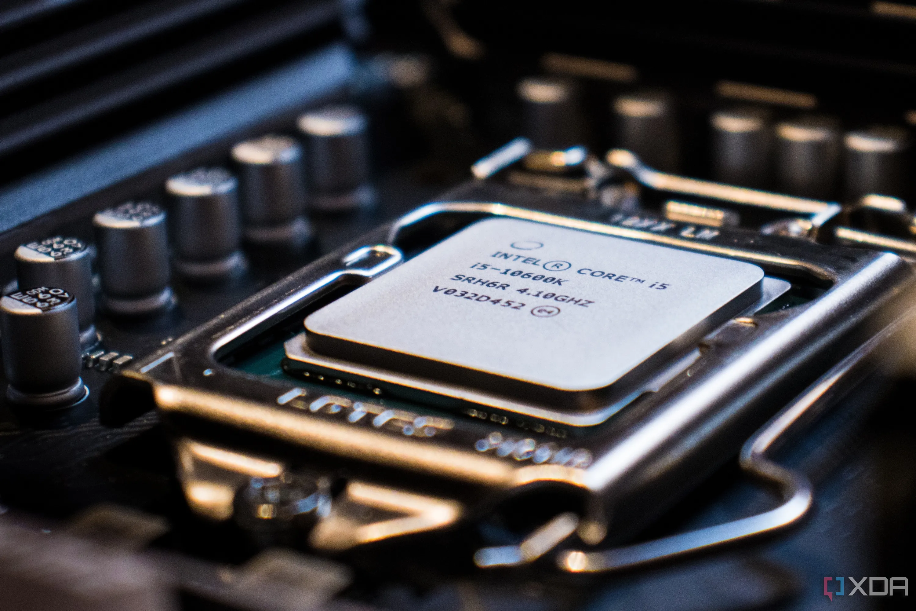 Cận cảnh chip CPU Intel Core i5 gắn trên bo mạch chủ, tượng trưng cho sức mạnh xử lý và hiệu năng hệ thống.
