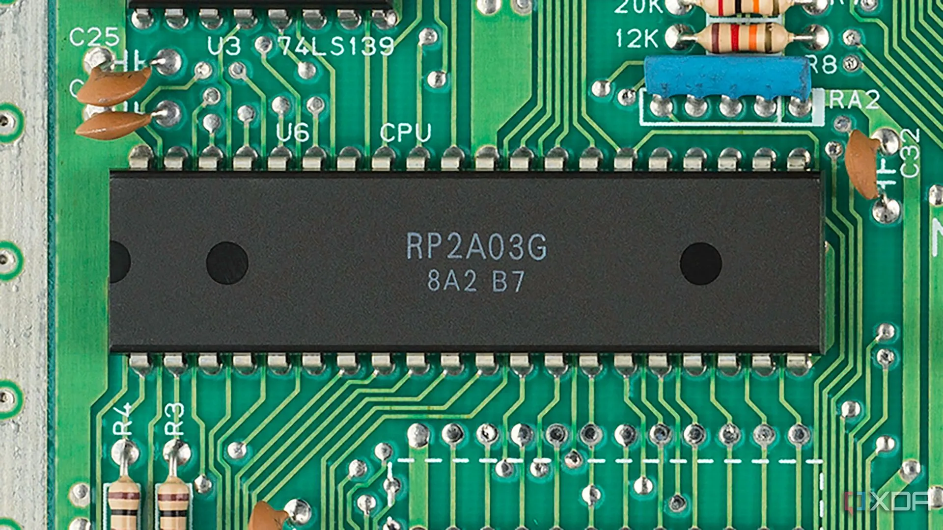 Cận cảnh chip CPU Ricoh RP2A03/RP2A07, bộ xử lý chính dựa trên MOS Technology 6502, trung tâm điều khiển logic của Nintendo NES