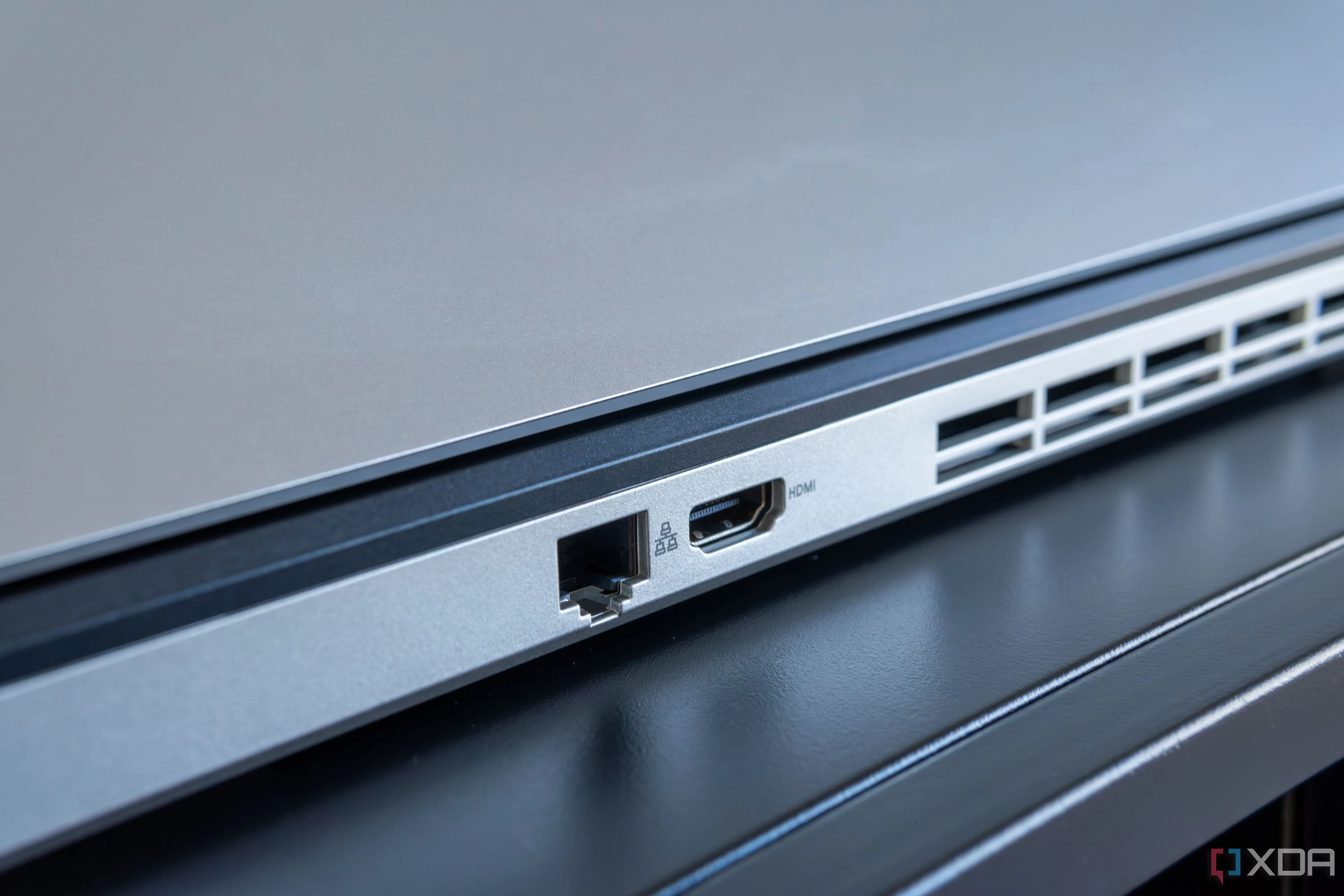 Cận cảnh cổng Ethernet và HDMI ở mặt sau của một chiếc PC, minh họa kết nối mạng có dây ổn định