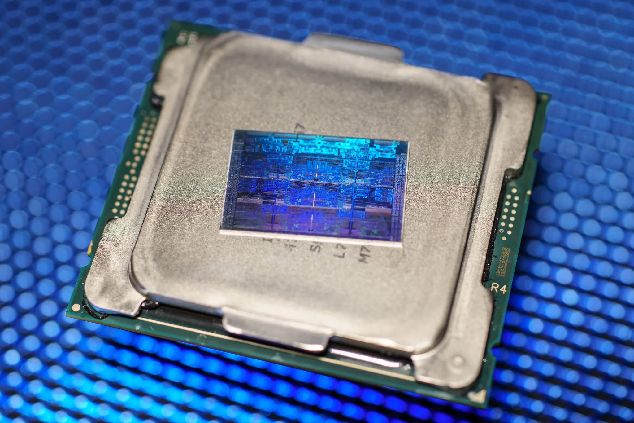 Cận cảnh CPU Intel đã được delid để cải thiện khả năng tản nhiệt